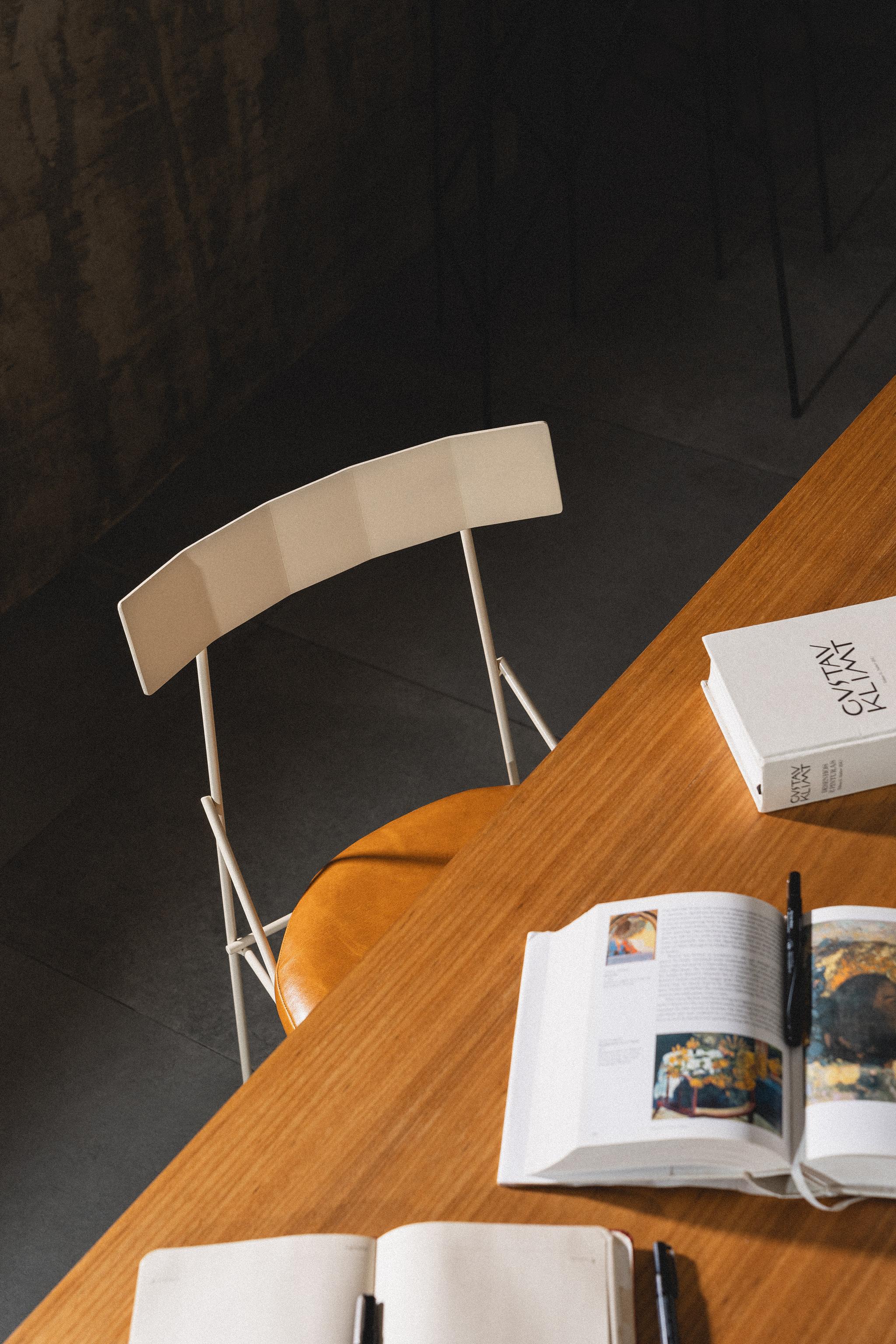 La sedia Ângulos è stata l'ultimo pezzo a far parte della collezione e ha finito per diventare un punto di incontro tra gli altri. Sfruttando il sorprendente design della collezione, è possibile notare come ogni piega dello schienale rifletta la