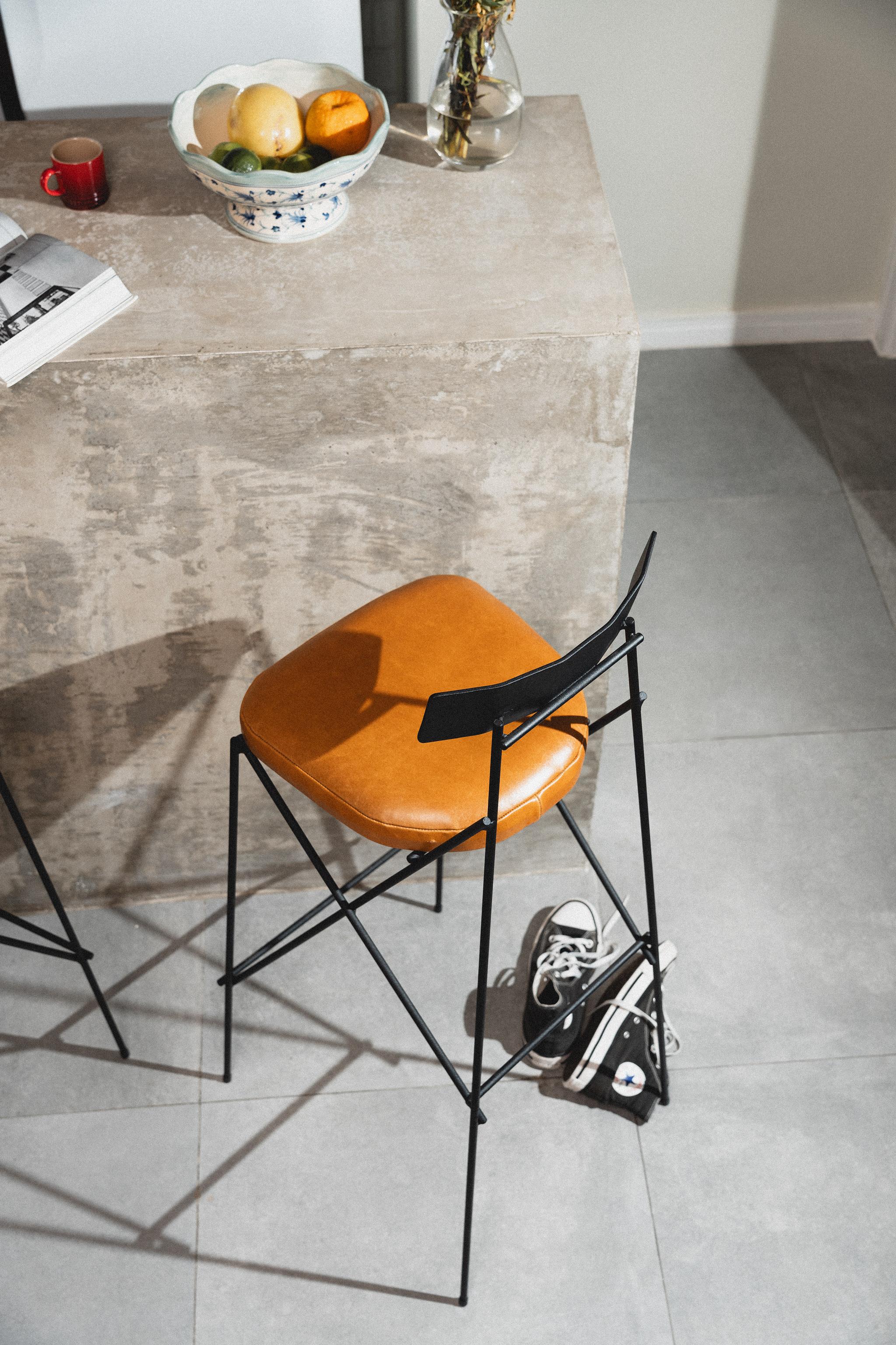 Der Hocker Ângulos war das letzte Stück, das in die Kollektion aufgenommen wurde, und wurde schließlich zum Treffpunkt zwischen den anderen. In Anlehnung an das markante Design der Collection'S kann man sehen, wie jede Falte der Rückenlehne das