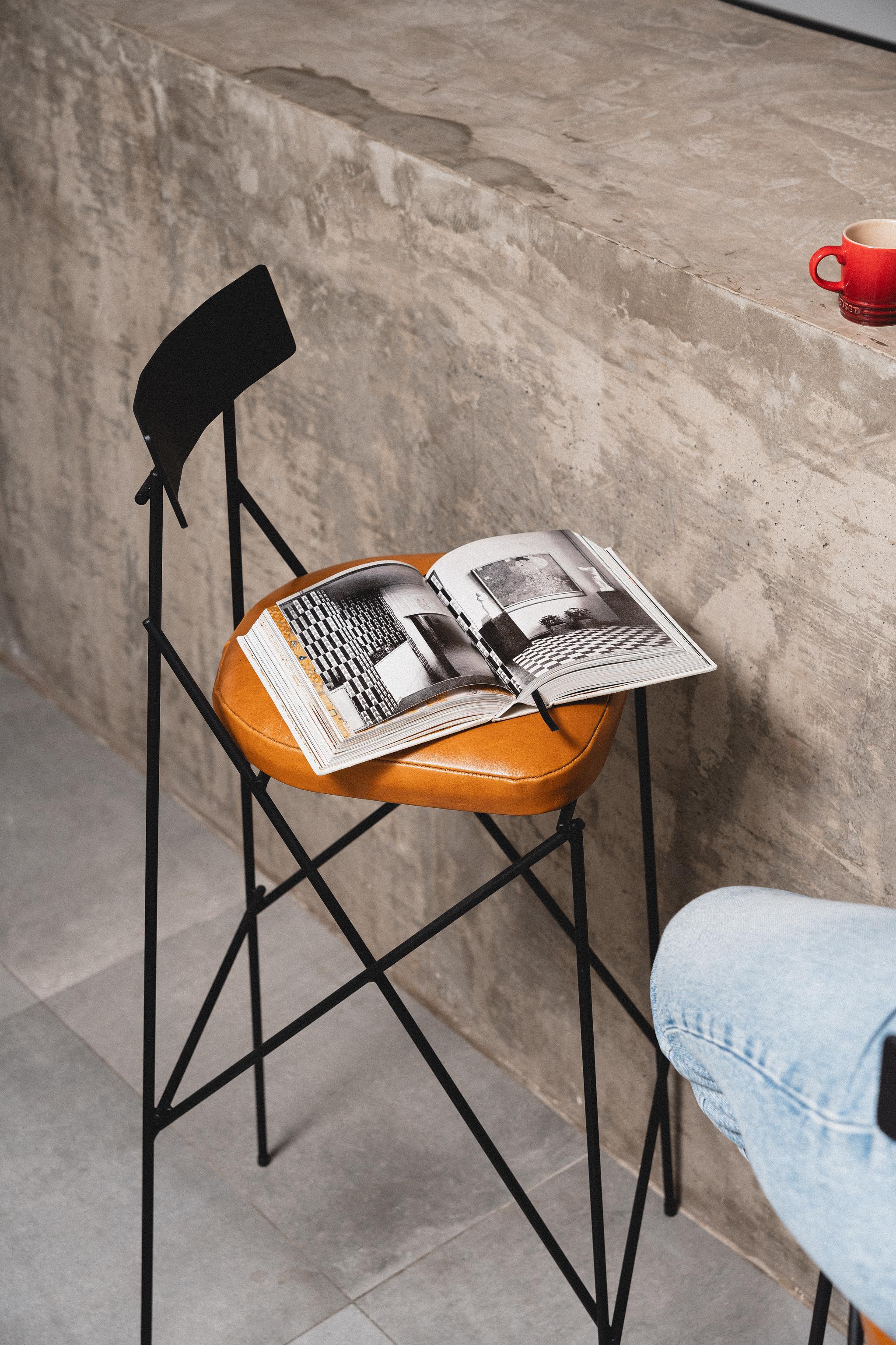 Ângulos-Hocker von Estúdio Few (Industriell) im Angebot