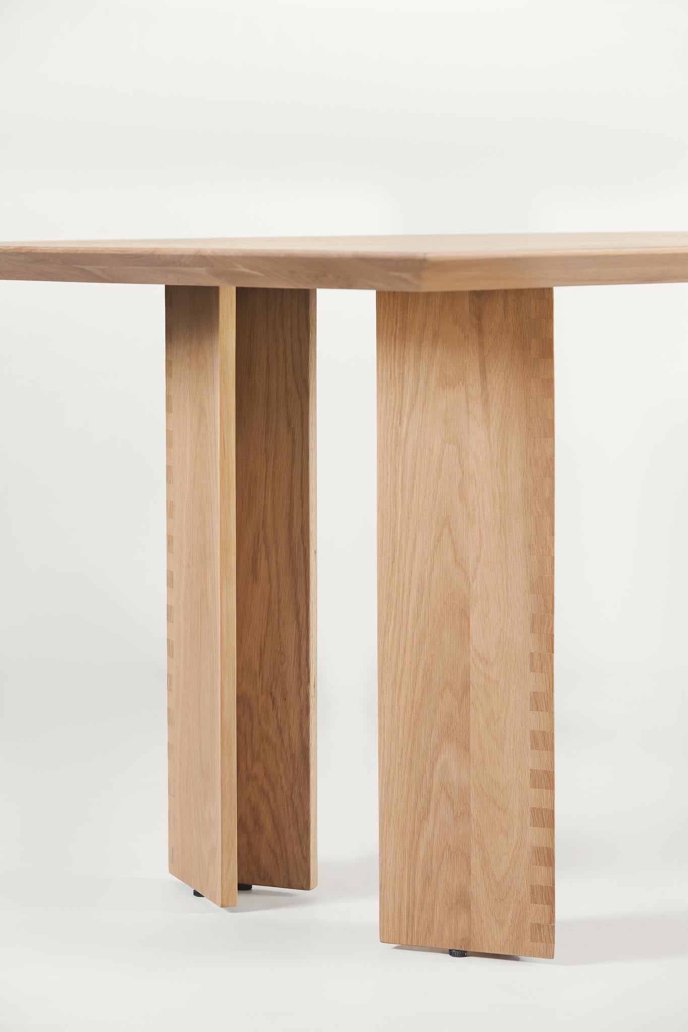 With the Angus table we wanted a sharp aesthetic that showcased traditional joinery methods.
 
Finger joints create a pattern of contrasting wood-grain along the full height of each leg, with the acutely angled slabs allowing space for shadow to