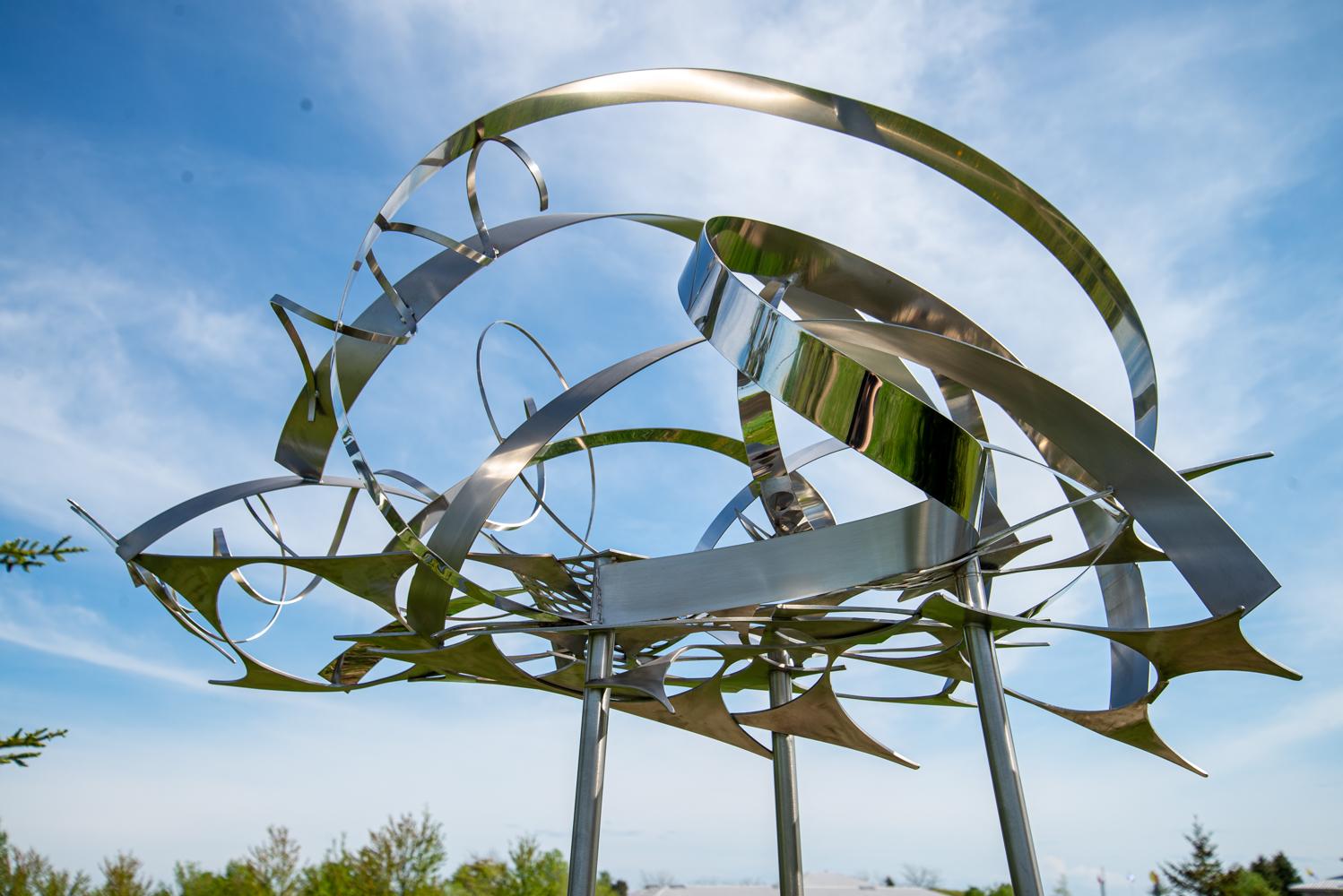 Cumulus VI Revisited – große, hohe, wolkenförmige Skulptur aus Edelstahl für den Außenbereich