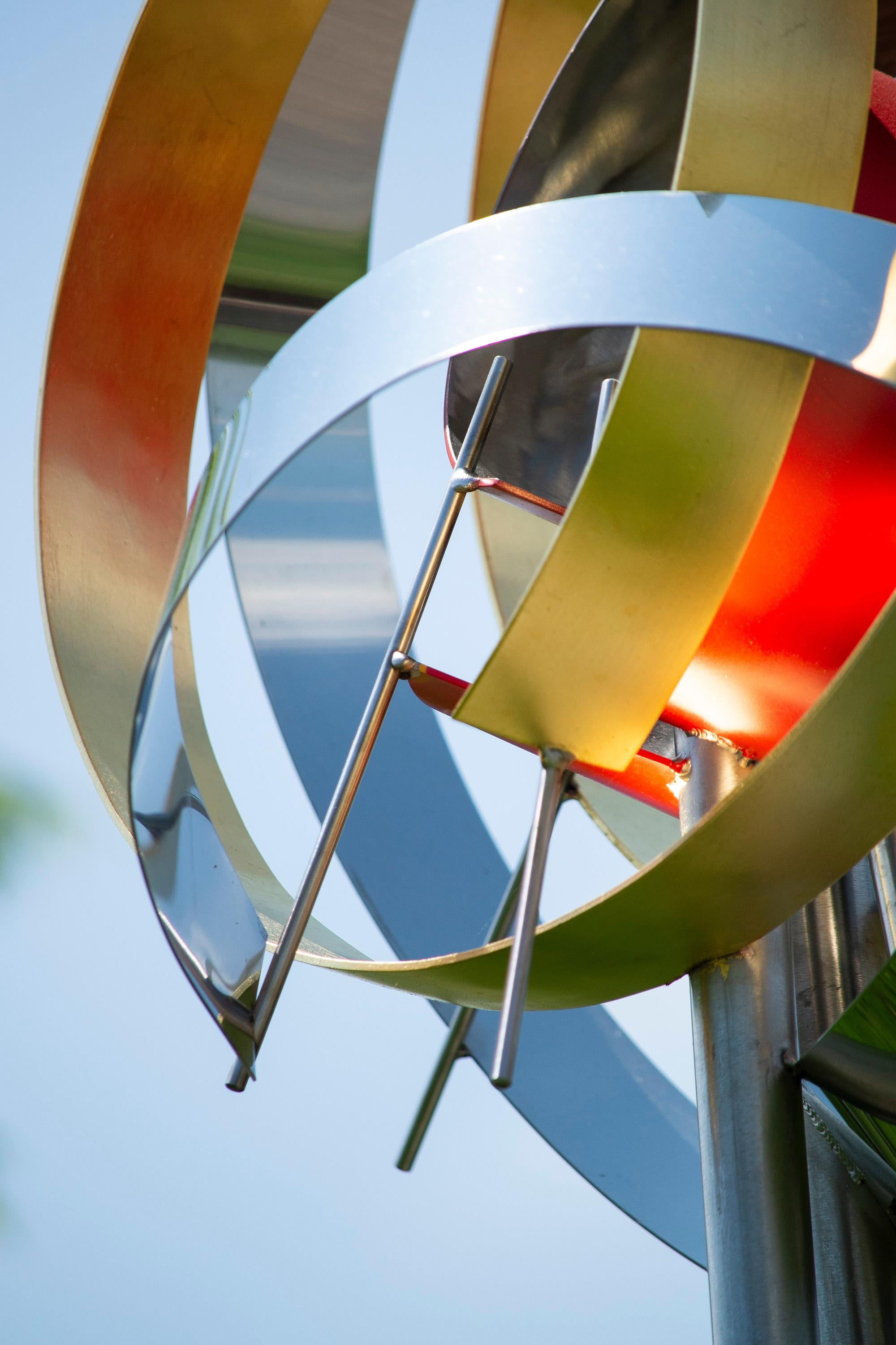 Il Sole - Energia della vita - scultura da esterno in acciaio inossidabile e foglia d'oro 24k - Abstract Sculpture Blu di Ania Biczysko