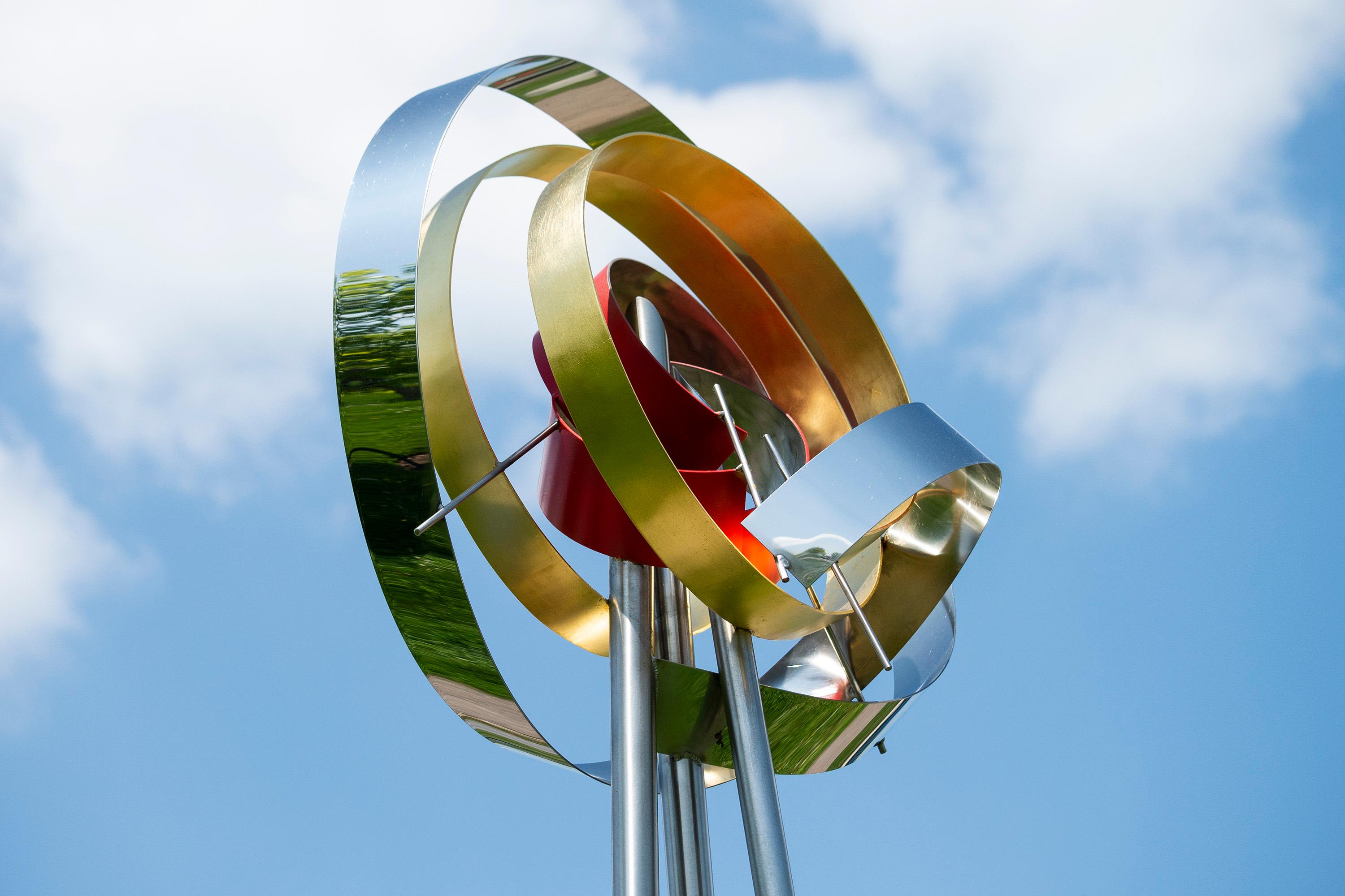 Questa eclettica ed elegante scultura contemporanea è opera di Ania Biczysko, le cui opere sono state esposte a livello internazionale. In questo pezzo dinamico, i nastri di acciaio inossidabile ruotano verso l'esterno in cerchi concentrici, ognuno
