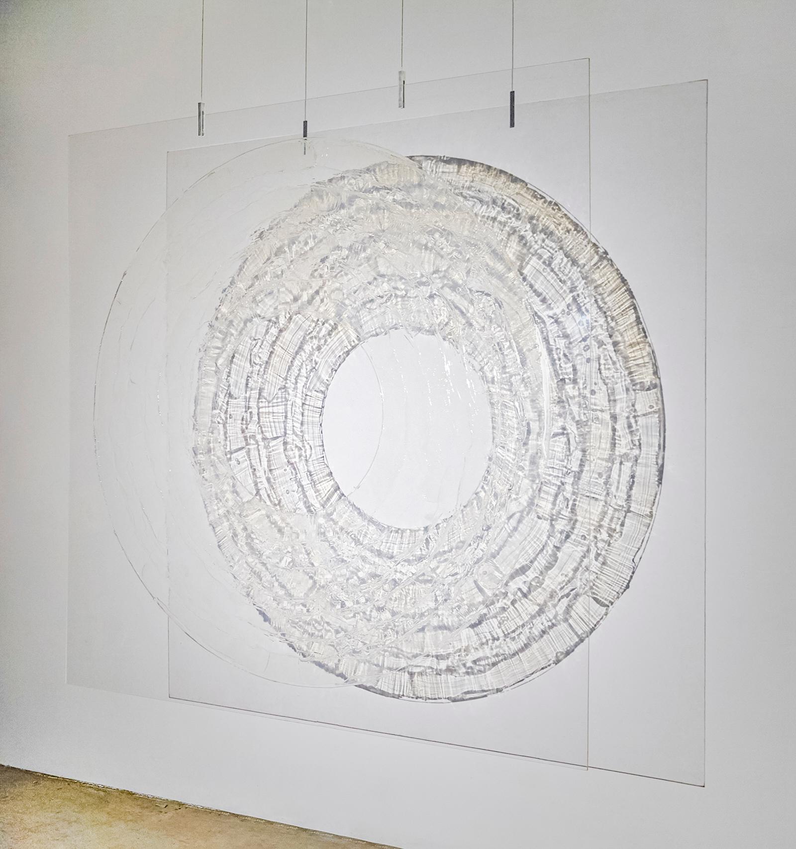 Ania Machudera Abstract Painting – Ohne Titel Nr. 31 - groß, transparent, Schatten, wandmontiertes Acryl auf Plexiglas