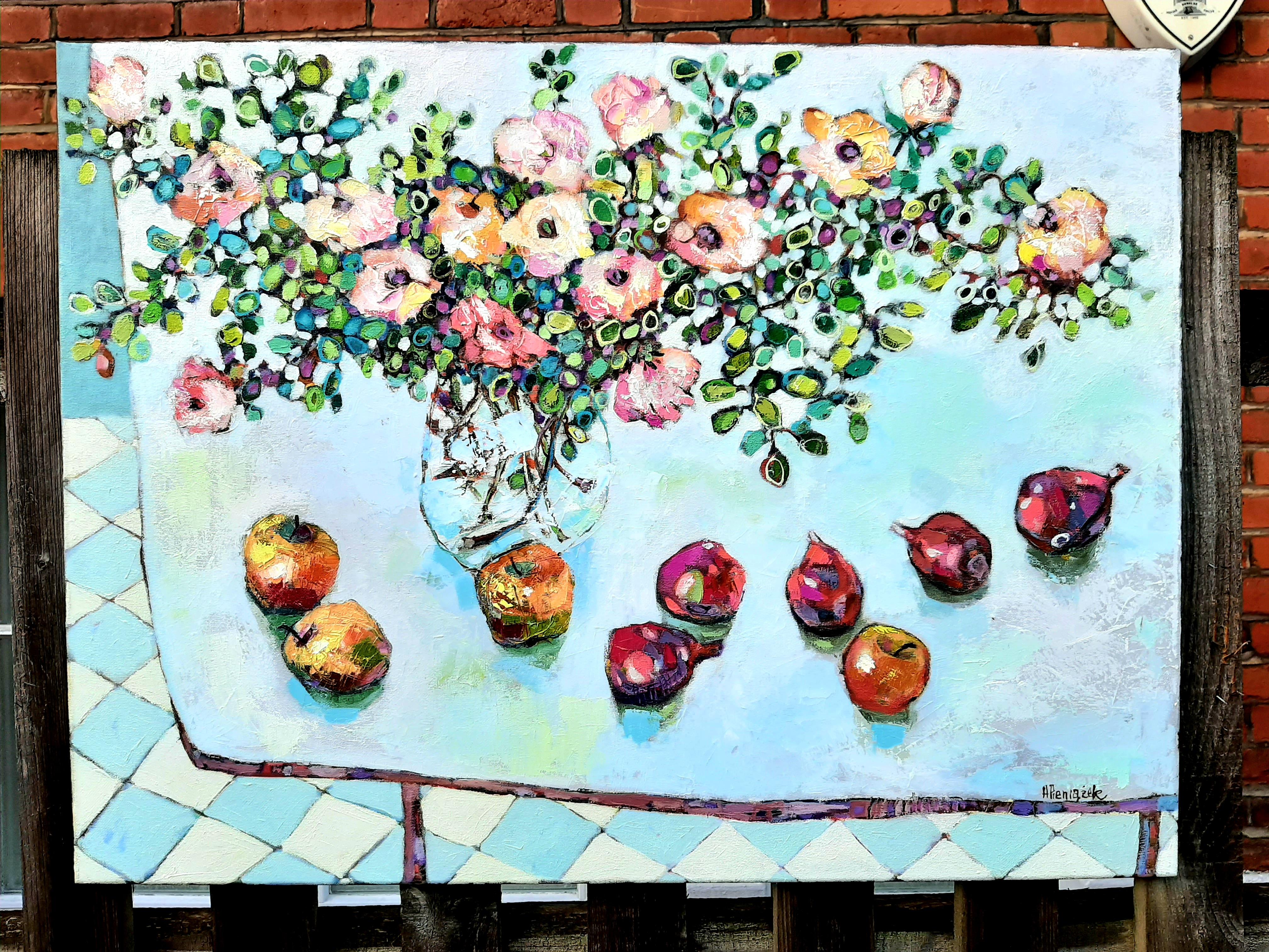 Fleurs, fruits et légumes -nature morte contemporaine peinture à l'huile sur table colorée - Contemporain Painting par Ania Pieniazek