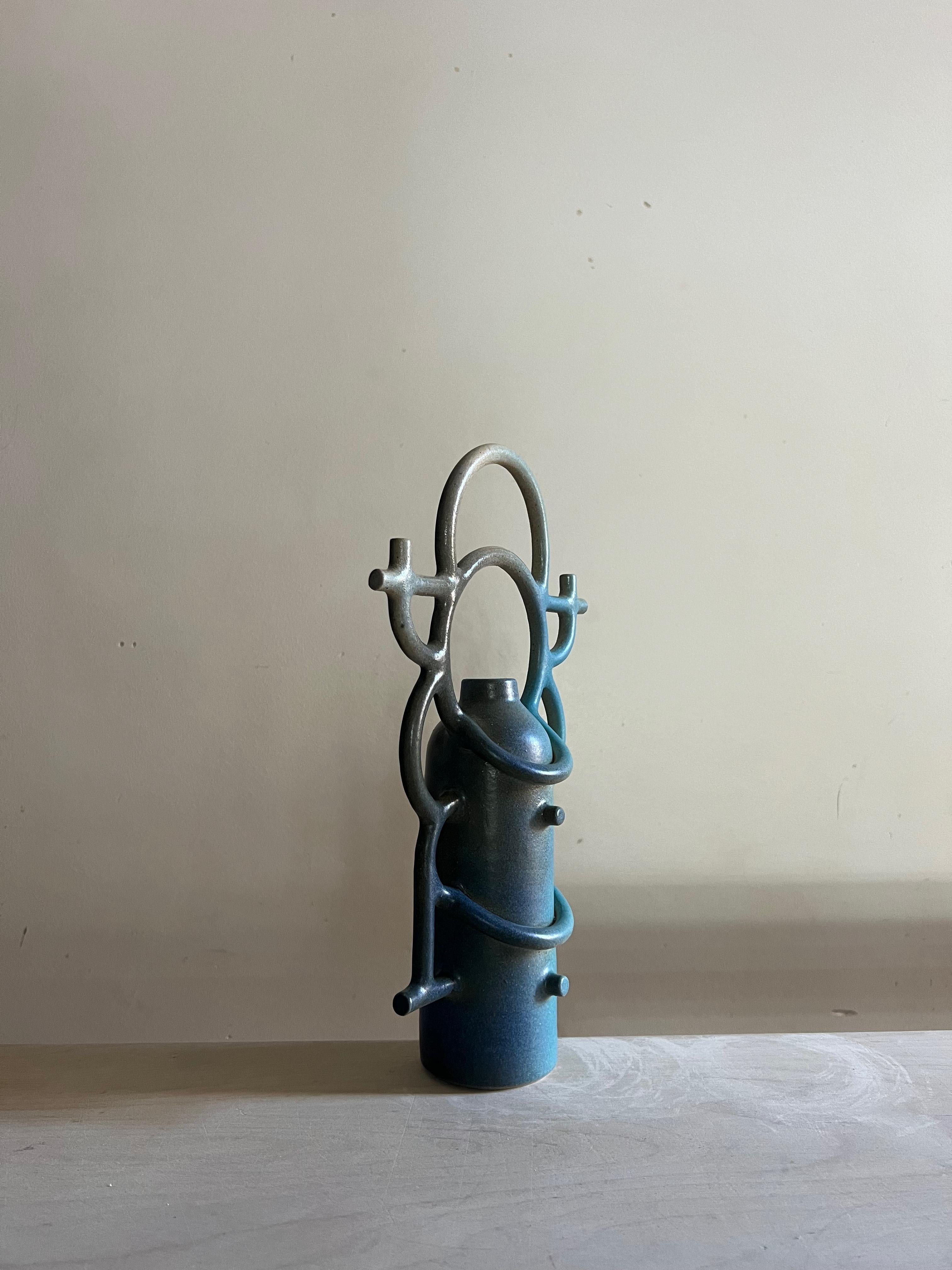 Sculture di terra come strumenti spirituali: questi pezzi unici sono meditazioni fatte a mano sull'equilibrio e la quiete interiore. Ispirandosi all'immaginario di antiche culture e rituali sacri, ogni scultura diventa un talismano, un protettore o