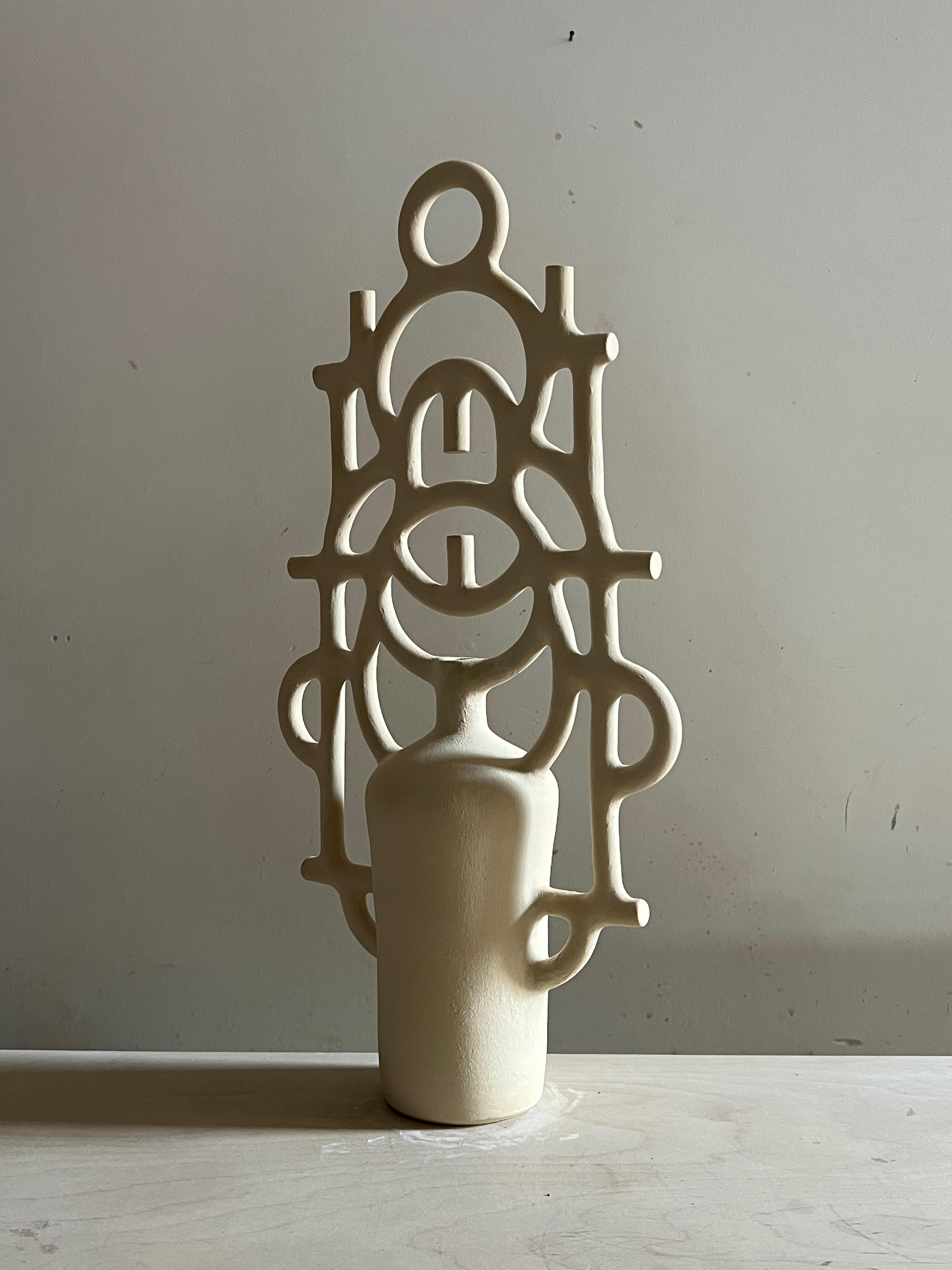 Sculture di terra come strumenti spirituali: questi pezzi unici sono meditazioni fatte a mano sull'equilibrio e la quiete interiore. Ispirandosi all'immaginario di antiche culture e rituali sacri, ogni scultura diventa un talismano, un protettore o