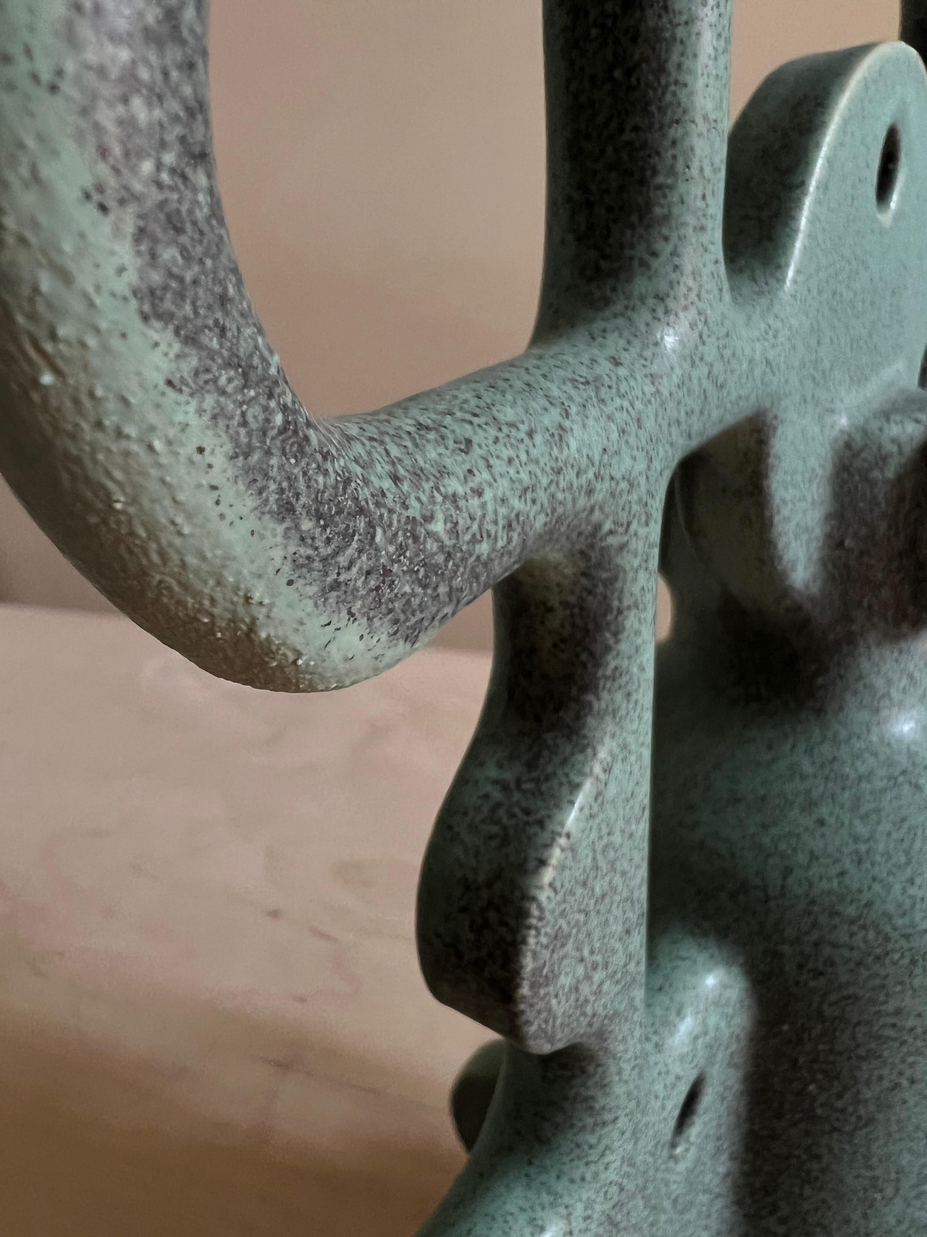 Sculture di terra come strumenti spirituali: questi pezzi unici sono meditazioni fatte a mano sull'equilibrio e la quiete interiore. Ispirandosi all'immaginario di antiche culture e rituali sacri, ogni scultura diventa un talismano, un protettore o