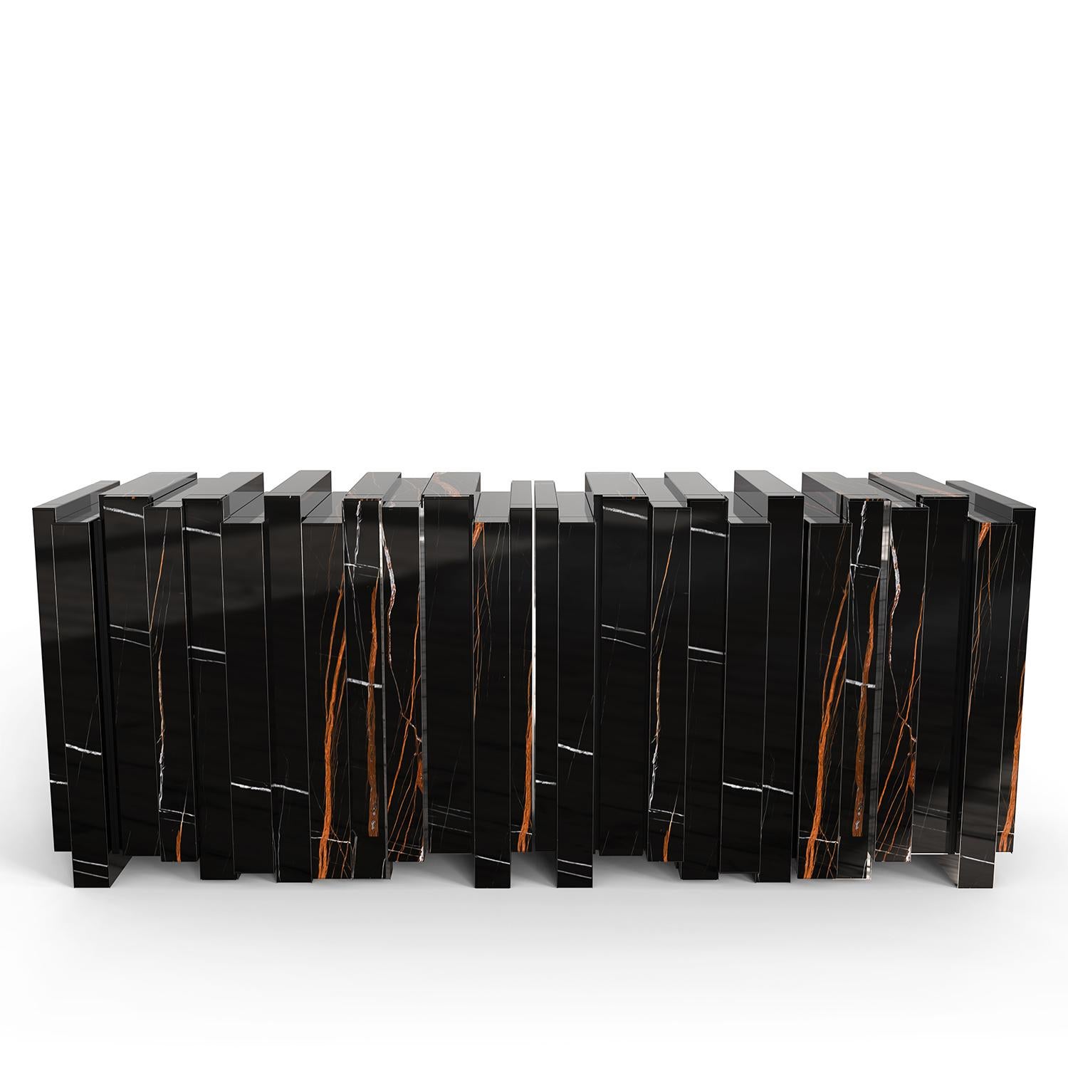 Buffet Aniara avec structure en marbre noir Sahara. Buffet composé de
2 parties, avec 4 portes (2 portes par partie). Intérieur en feuille d'or avec 1 étagère par pièce
partie en verre miroir bronzé. Également disponible sur demande avec d'autres