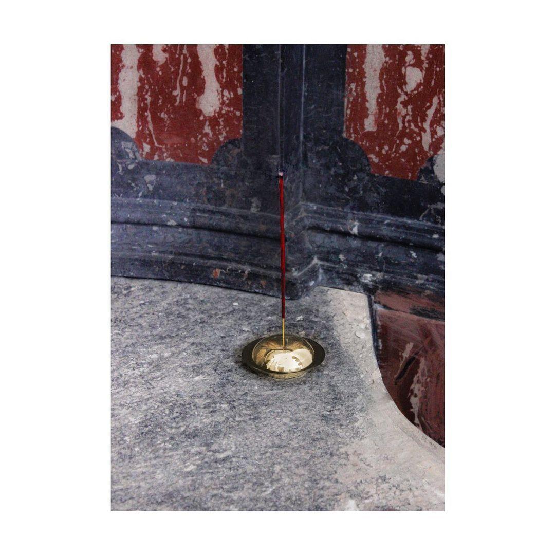 Anicca Vanitas Incense Holder by Luca Gruber
Dimensions: Ø 8 x H 3 cm.
Materials: Polished and patinated brass.

Luca Gruber
