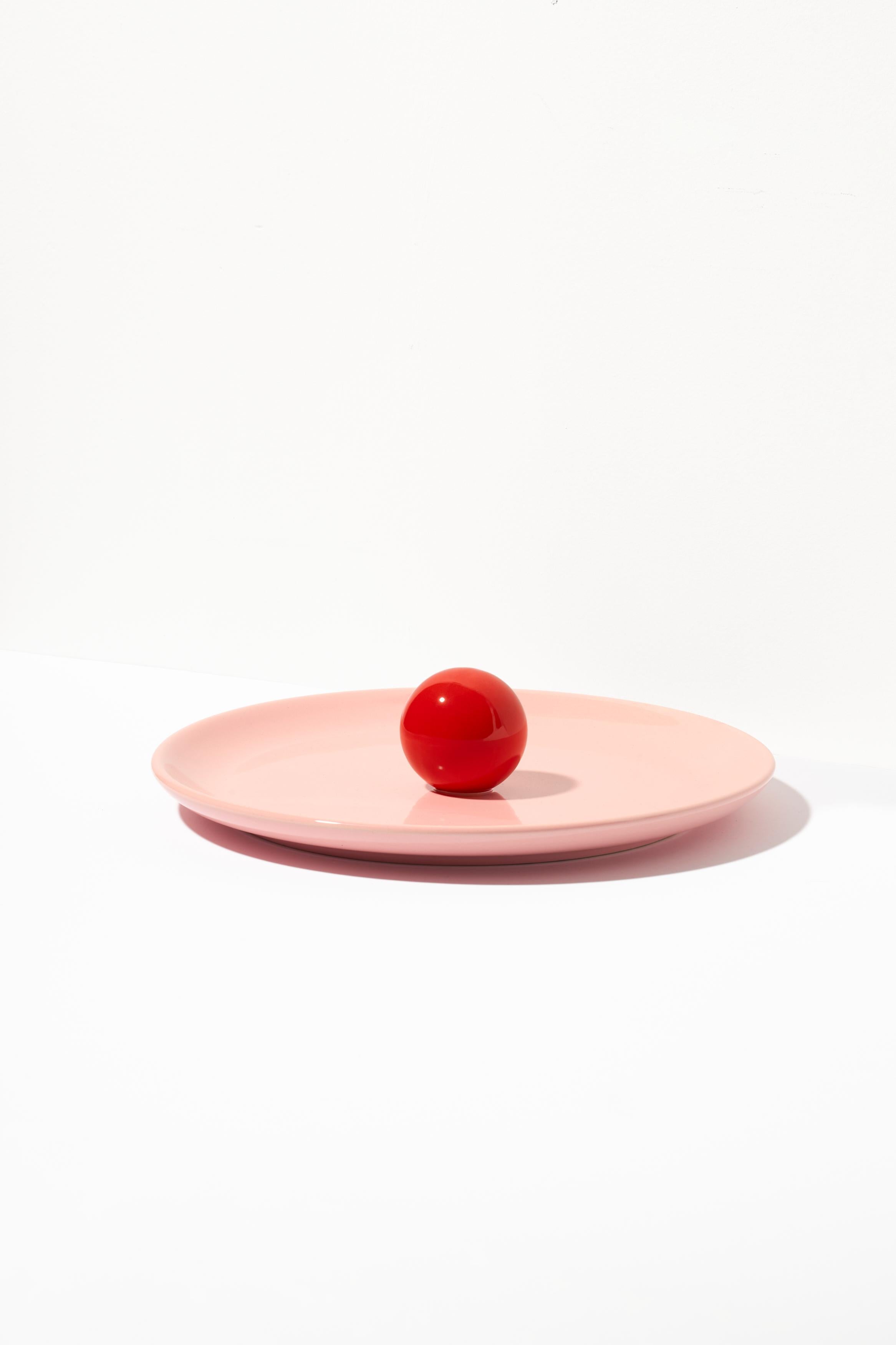 ANIELA can be described in three words: perfect-fruit-plate! Of course, it works just as well for serving sweets or savory snacks. Its wide base and a funny ball-shaped handle gain a distinctive character thanks to the intense glaze color. The