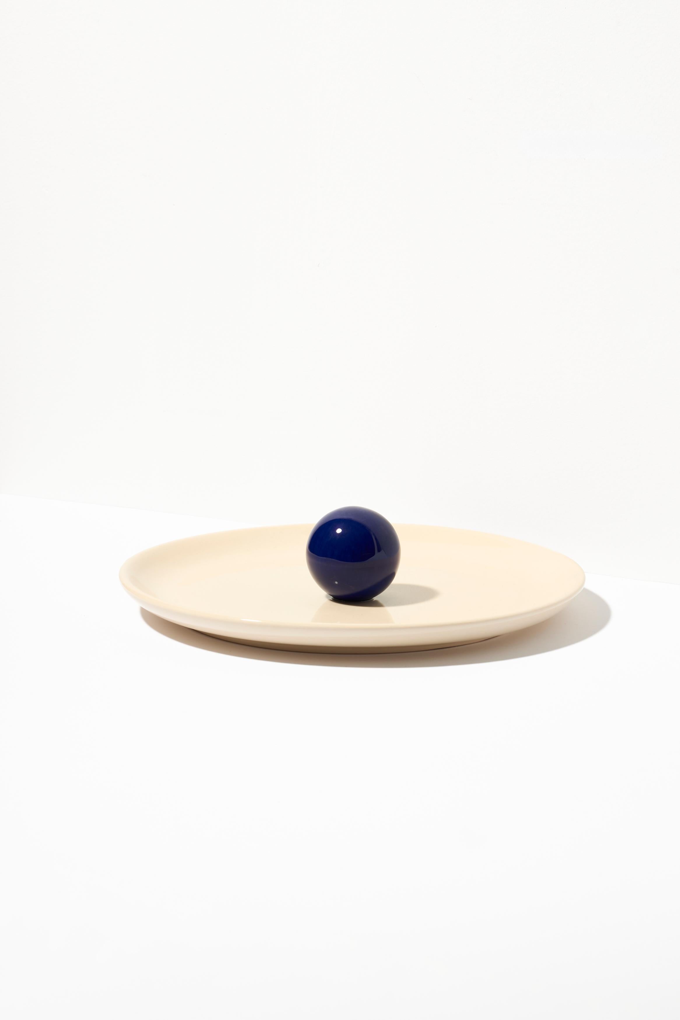 ANIELA can be described in three words: perfect-fruit-plate! Of course, it works just as well for serving sweets or savory snacks. Its wide base and a funny ball-shaped handle gain a distinctive character thanks to the intense glaze color. The