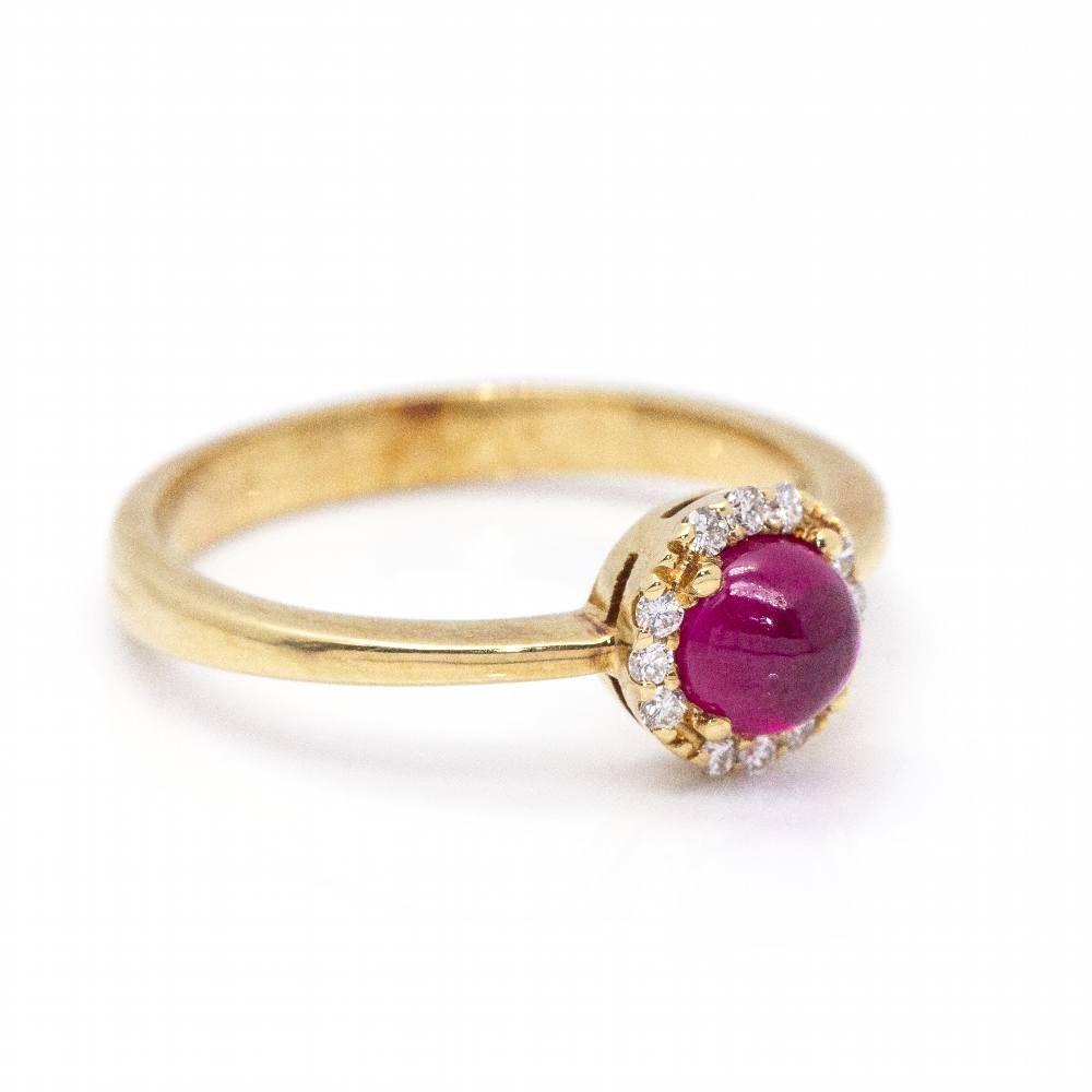 Women's Yellow Gold Ring : 12x Brilliant Cut Diamonds with a total weight of 0,10cts in H/VS quality and 1x 5mm Ruby Size 14 : 18kt Yellow Gold : 4,73 grams : Brand New : Ref.:D360099