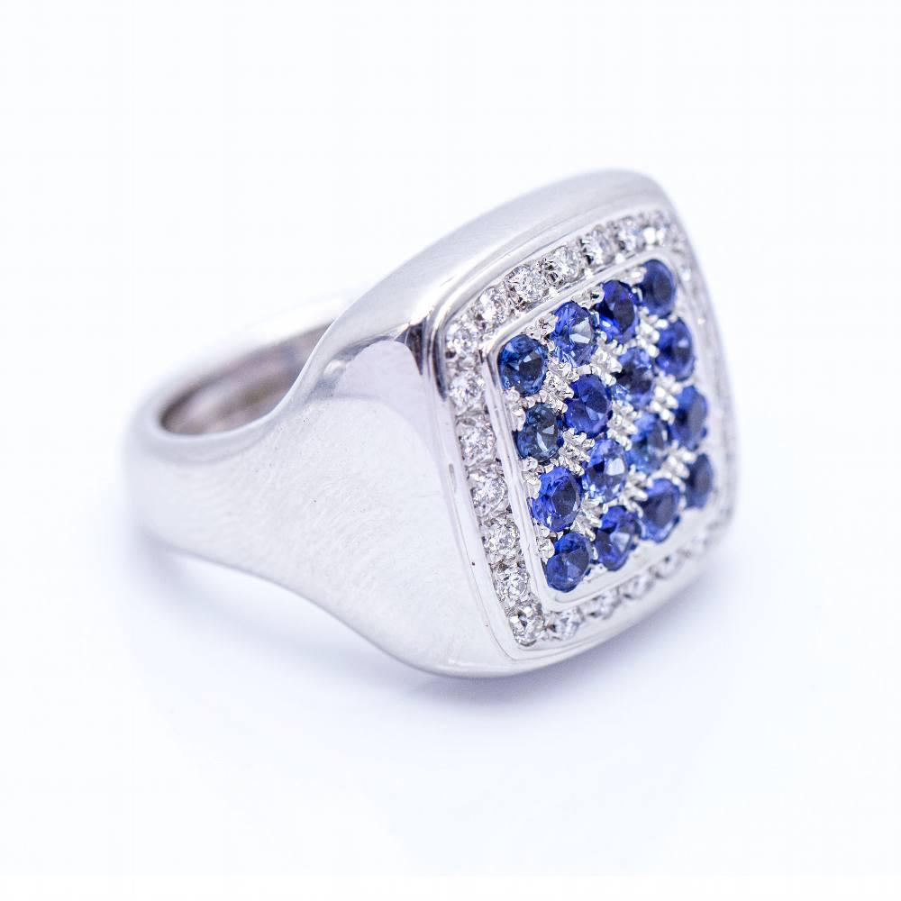 Unisex Gold ring in square shape  Brilliant cut diamonds with total weight 0,36cts. in G/VS quality  Sapphires with total weight 1,99cts.  Size 13, you can adapt the size (Consult budget)  18 kt. white gold  16,20 grams.  Brand new product. Ref: