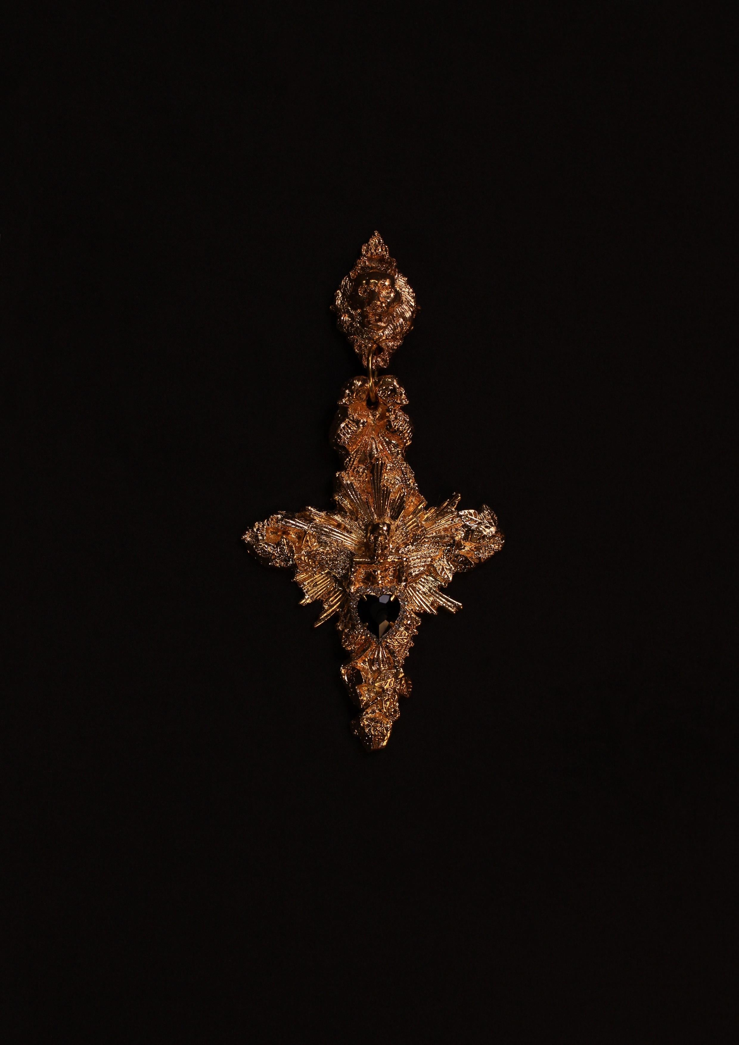 Orecchini Anima Vestra di Angelis Blade

Incarnazione di un'intricata maestria artigianale, gli orecchini Anima Vestra si ispirano al mondo naturale e al simbolismo gotico. Questo disegno a forma di croce è ornato da un mietitore tra delicate foglie