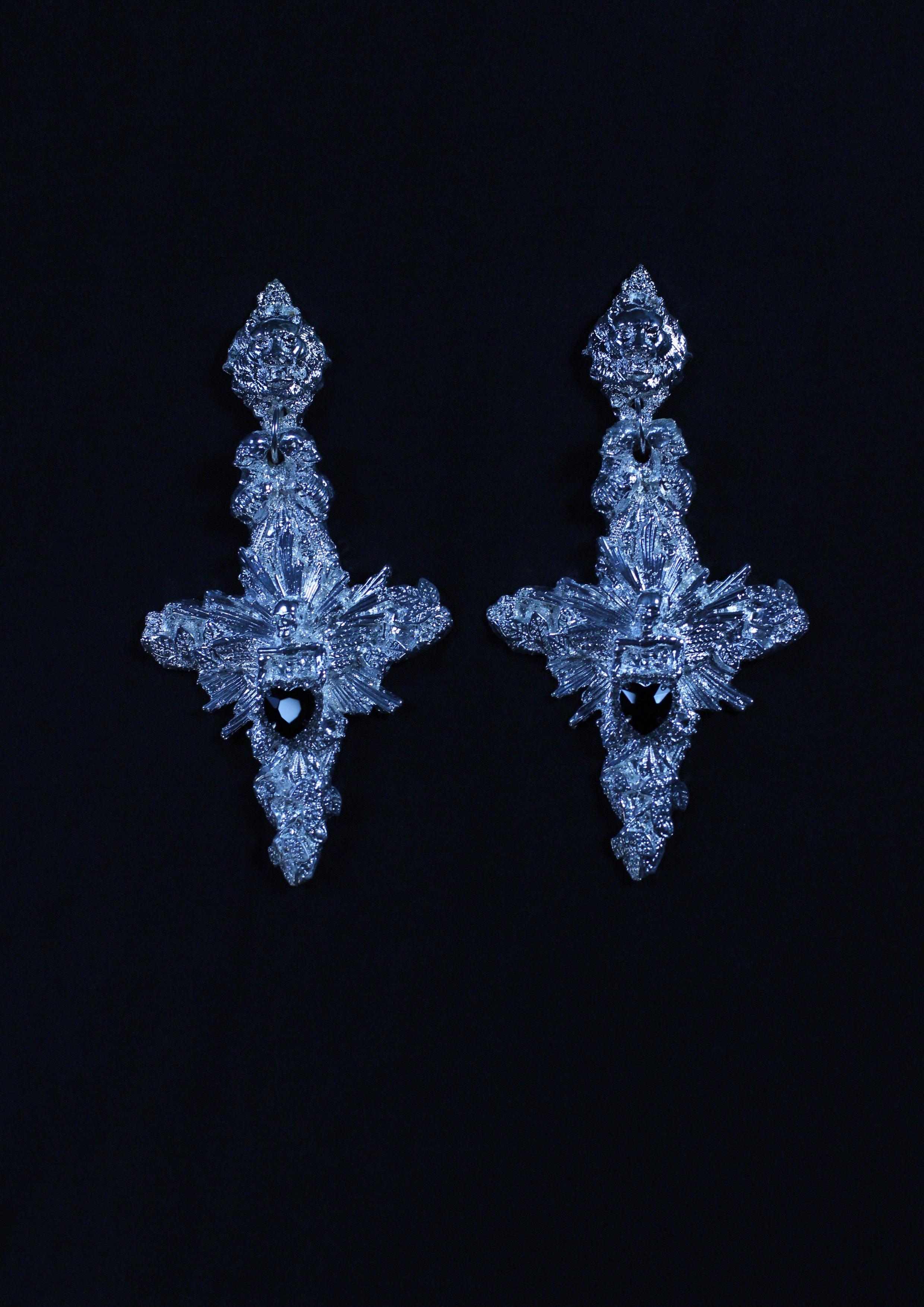 Anima Vestra Earrings by Angelis Blade

An embodiment of intricate craftsmanship, the Anima Vestra Earrings draw from the natural world and gothic symbolism. This cross-shaped design is adorned with a reaper in between delicate leaves and