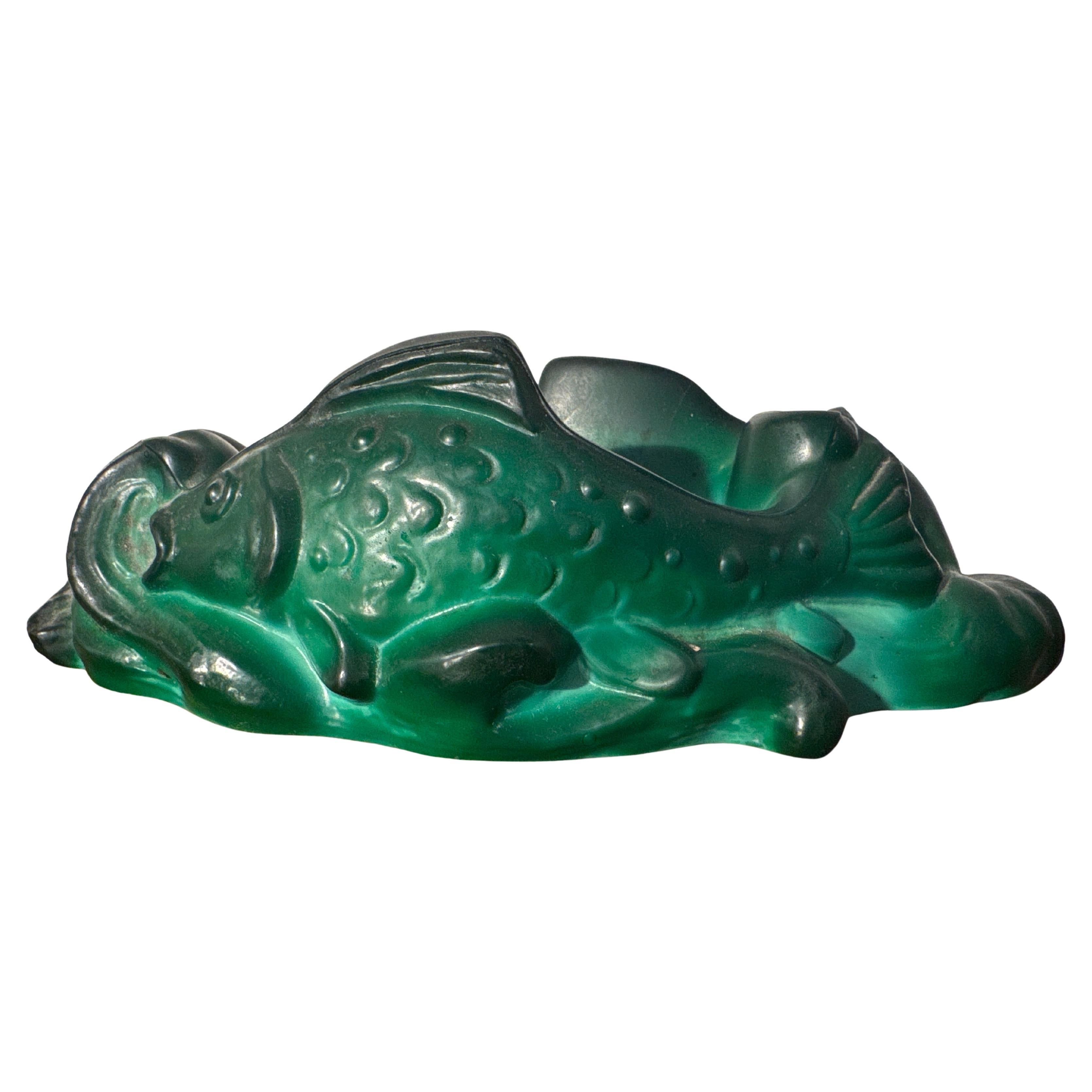 Bellissimo oggetto in vetro artistico animale color malachite, pesce di giada disegnato da Heinrich Hoffmann e Curt Schlevogt. Design cosiddetto vetro di giada, ciotola in vetro artistico verde Malachite di forma ovale con decorazione scultorea in