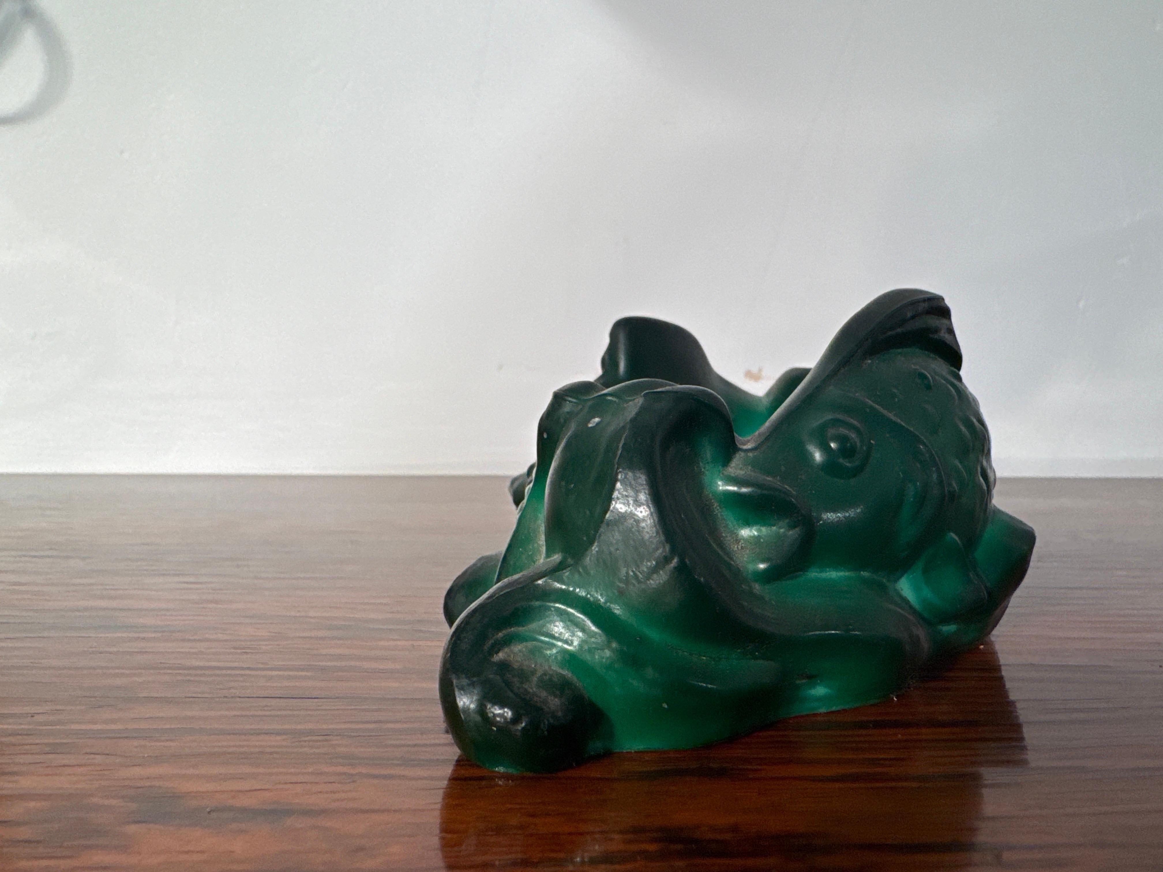 Mid-Century moderno Oggetto in vetro artistico animale Pesce di malachite progettato da H. Hoffmann e C. Schlevogt. in vendita