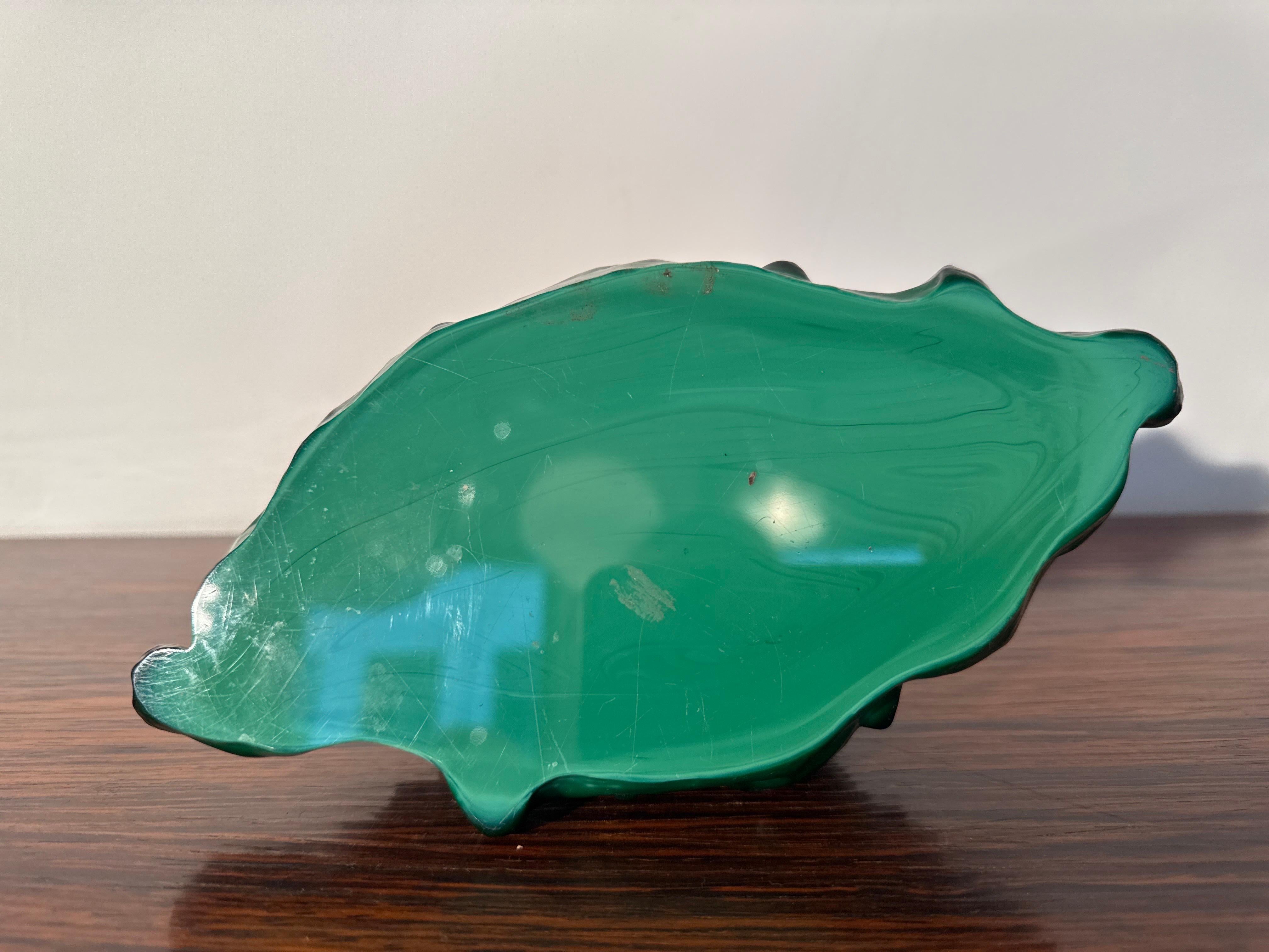 Metà XX secolo Oggetto in vetro artistico animale Pesce di malachite progettato da H. Hoffmann e C. Schlevogt. in vendita