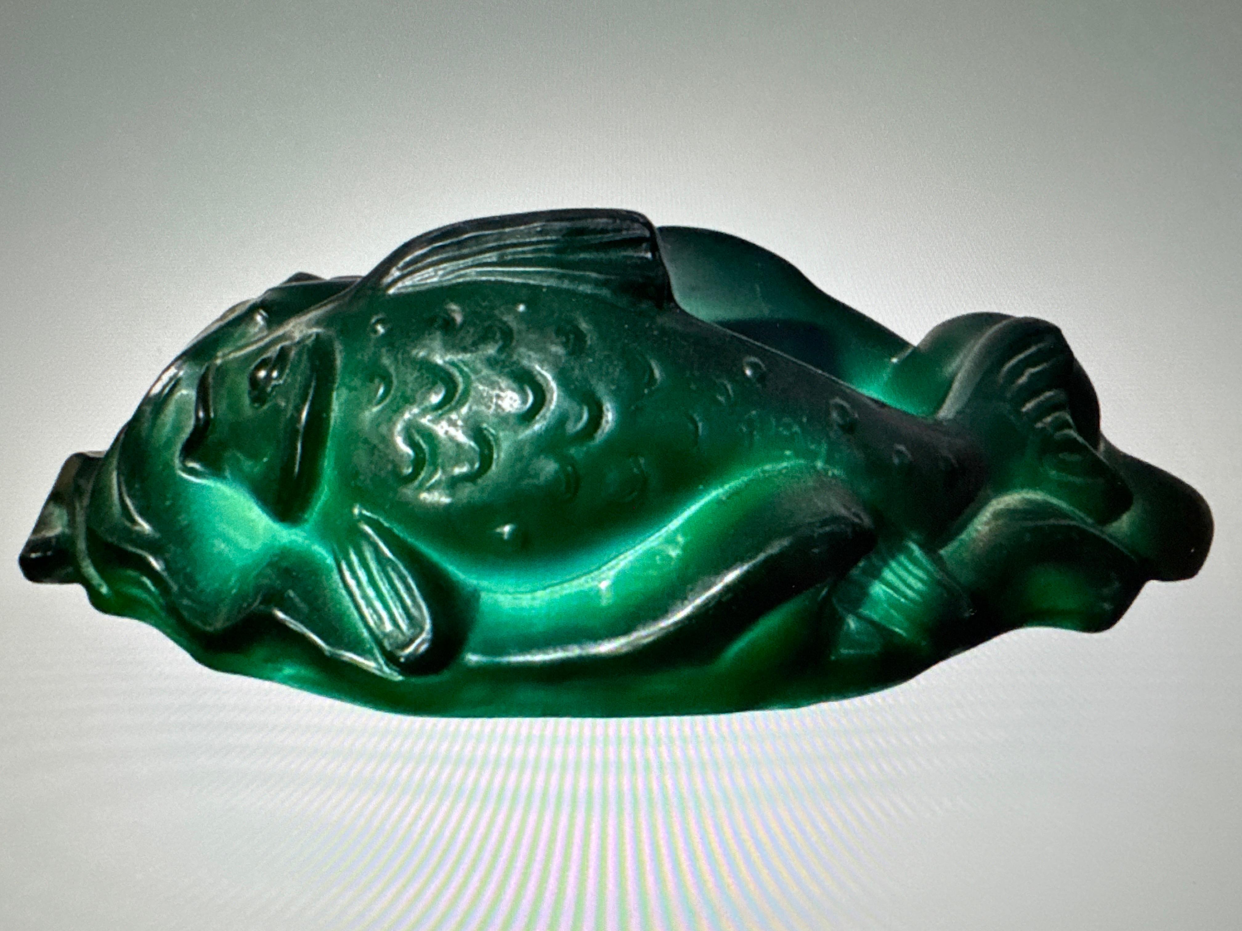 Oggetto in vetro artistico animale Pesce di malachite progettato da H. Hoffmann e C. Schlevogt. in vendita 1