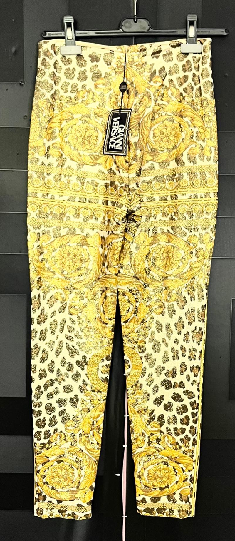 GIANNI VERSACE

VINTAGE BAROQUE LEGGINGS 

Animal Print


Size IT 40 

Content: 60% viscose, 40% polyester

Comes with Versace hanger and Versace travel garment bag. 
 100% authentic guarantee 


       PLEASE VISIT OUR STORE FOR MORE GREAT ITEMS
