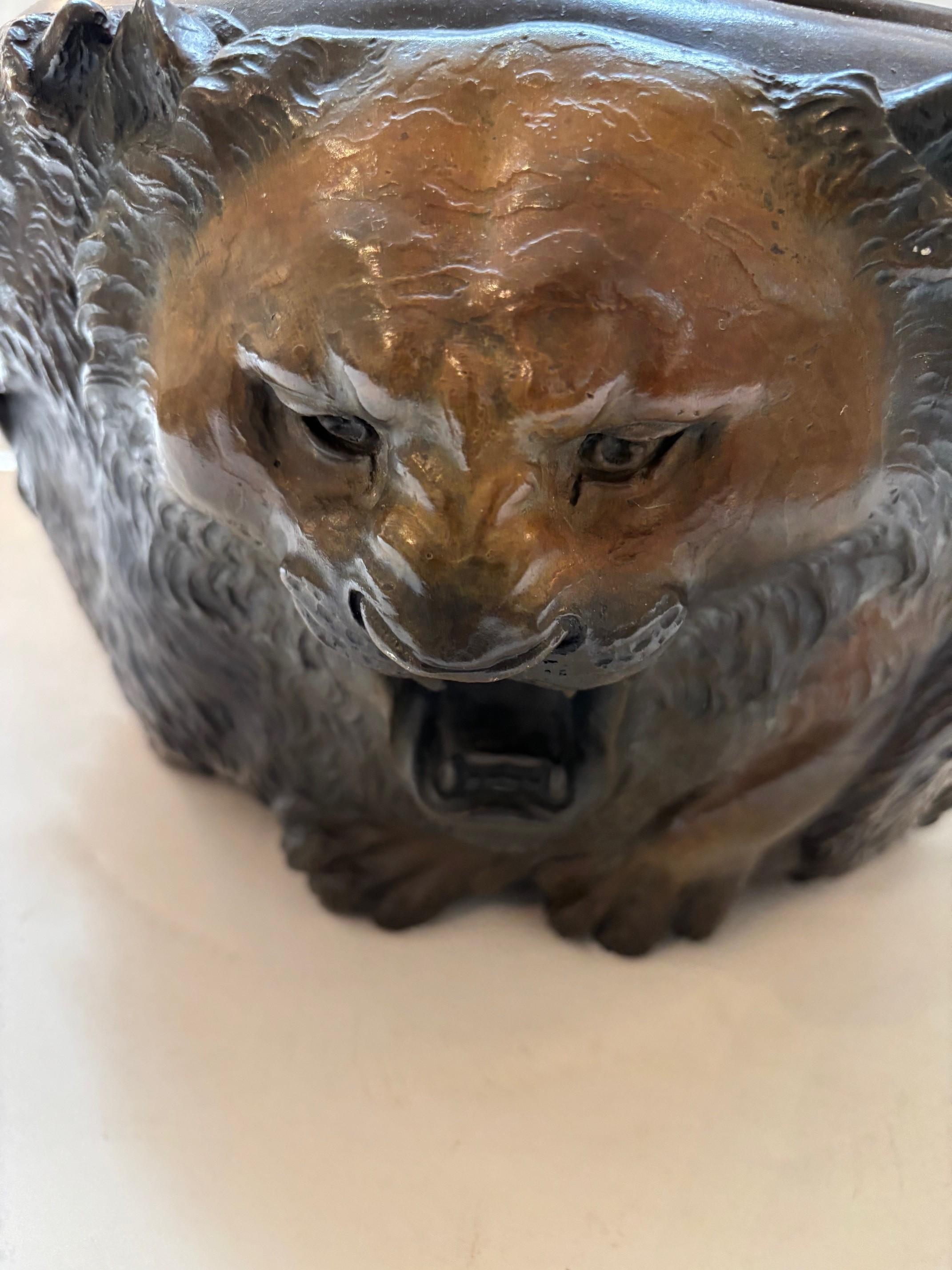 Fine XX secolo Ciotola per animali in bronzo fuso Multi-Patina da faccia di leone originale giapponese in vendita