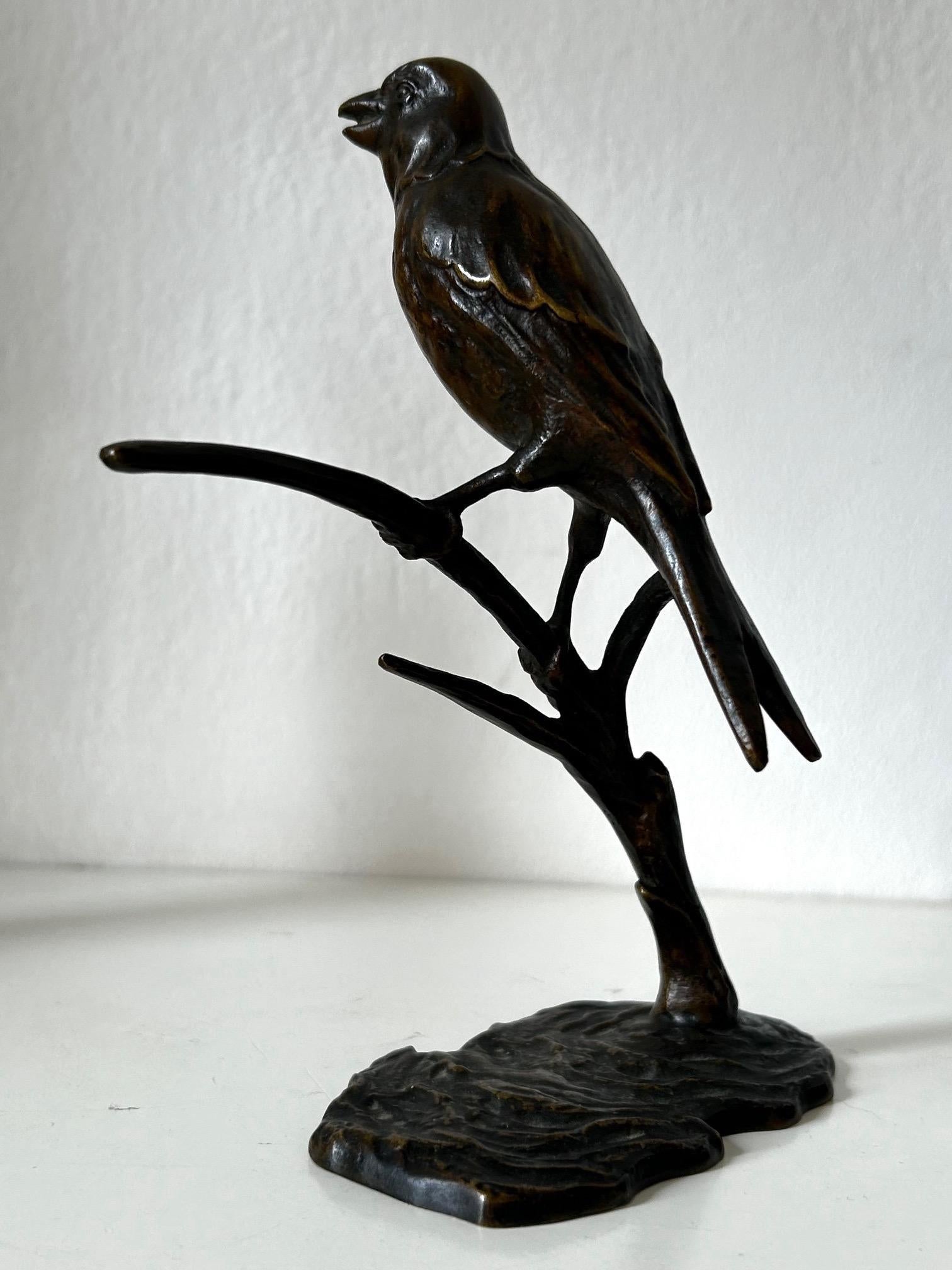 Rara escultura de bronce de Max Le Verrier que representa un pájaro posado en una rama. Bonita pátina marrón.
Firma bajo la cola: Max Le Verrier BRONCE
Obra francesa a la manera de Bugatti, Pompon...
Art decó - modernista
Un trabajo interesante.


