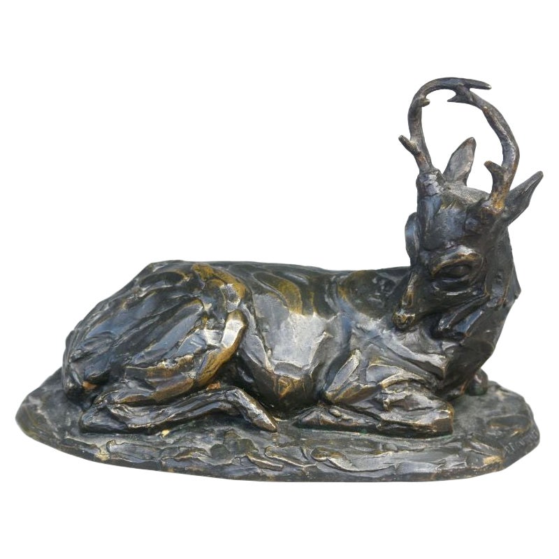 Animale in bronzo Cervo a riposo in bronzo con patina di medaglia di Robert Bousquet XIX sec.