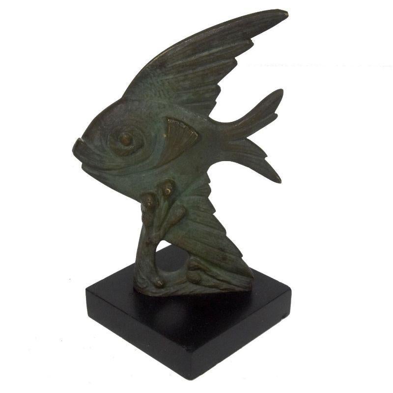 Animale in bronzo stampa libro pesce scalare la coppia art deco periodo 1930 di dimensioni altezza 18 cm, per una lunghezza di 8 cm e una profondità di 9 cm. firme sul bordo difficili da decifrare.

Informazioni aggiuntive:
Materiale: Bronzo,