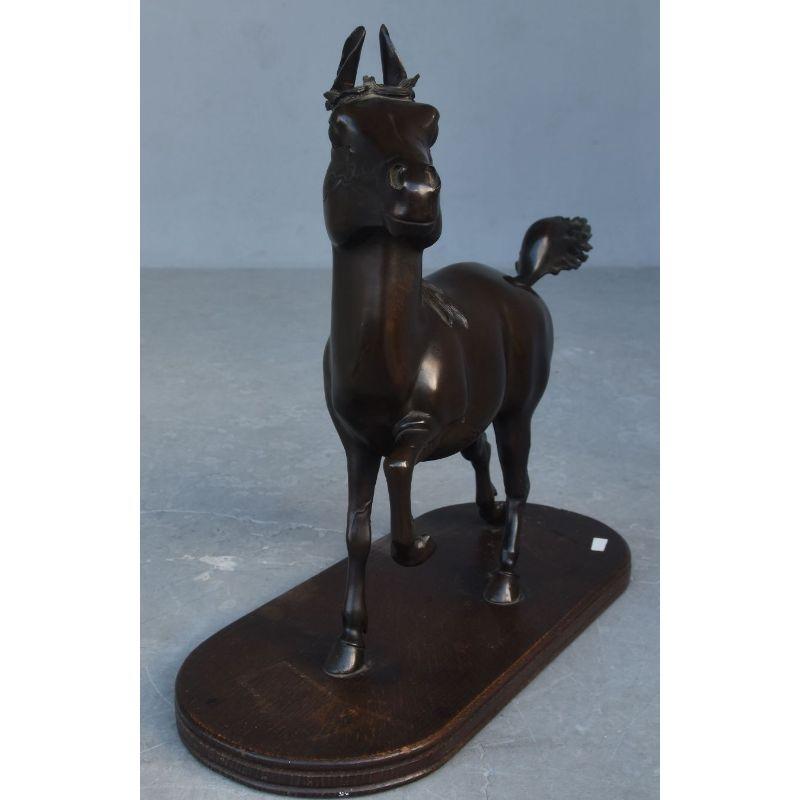 Bronze horse with strange proportions, probably Chinese origin, to note a small restoration to be planned on the tail of dimension height 51 cm for a length of 60 cm depth 22 cm.

Additional information:
Material: Bronze.