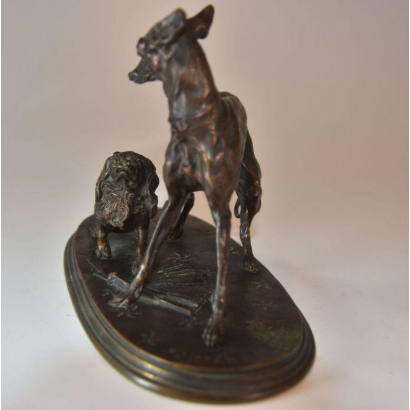 Peint Bronze animalier avec lévrier et lévrier pékinois par P. J Mne, XIXe siècle en vente