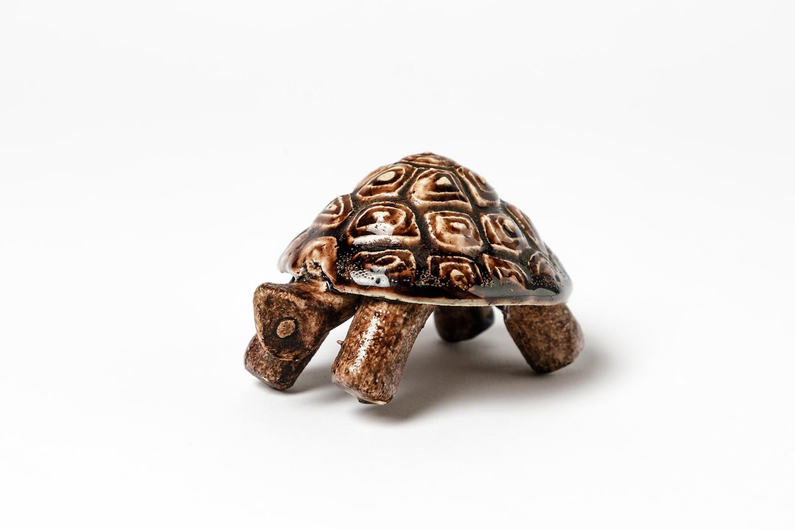 Accolay

Sculpture animale en céramique par le céramiste français d'Accolay.

Forme de tortue avec couleur de poterie brune.

Signé sous la base

Dimensions : 6 x 10cm.