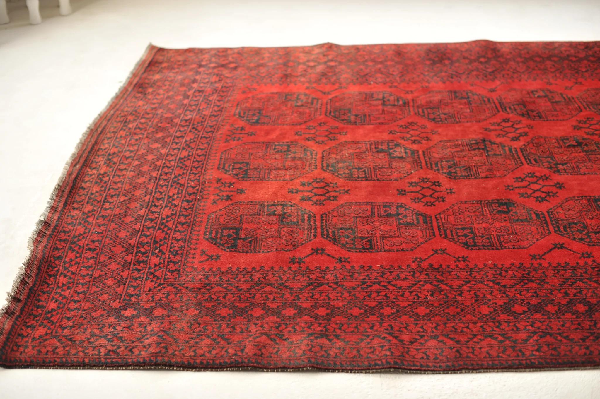 Animal Crossing Lovely Vintage Ersari Elephant, Camel & Bird Tracks

About: Really lovely piece

Size: 7.11 x 10.6
Age: Vintage C. 1960's
Pile: Medium velvety wool that is plush and soft! This piece has tricky hues based on the angles you look at it