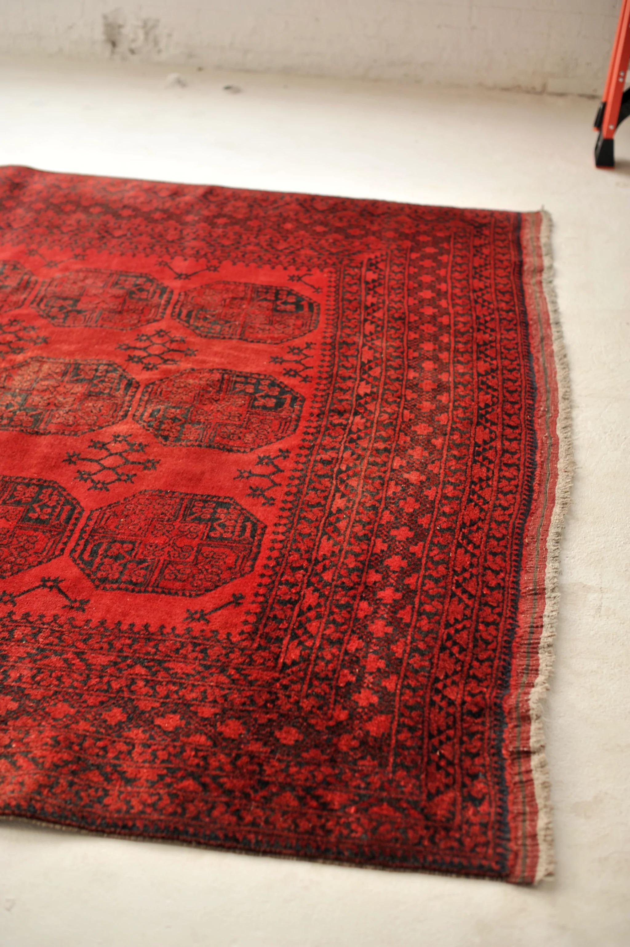 Laine Ravissant tapis vintage Ersari Éléphant et sentiers croisés, vers les années 1960 en vente