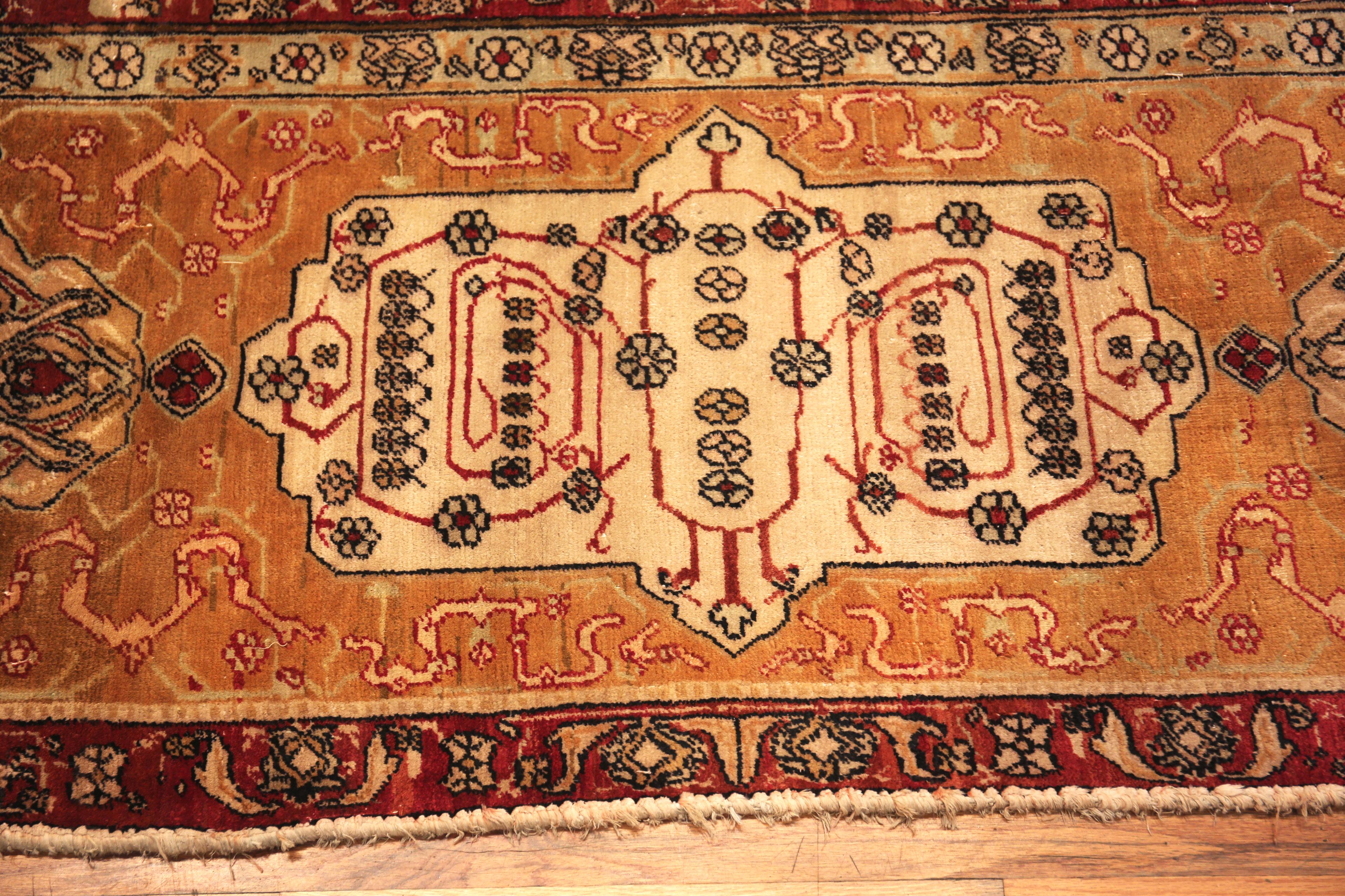 Antiker indischer Agra-Teppich. 10 ft 9 in x 12 ft 4 in (Indisch) im Angebot