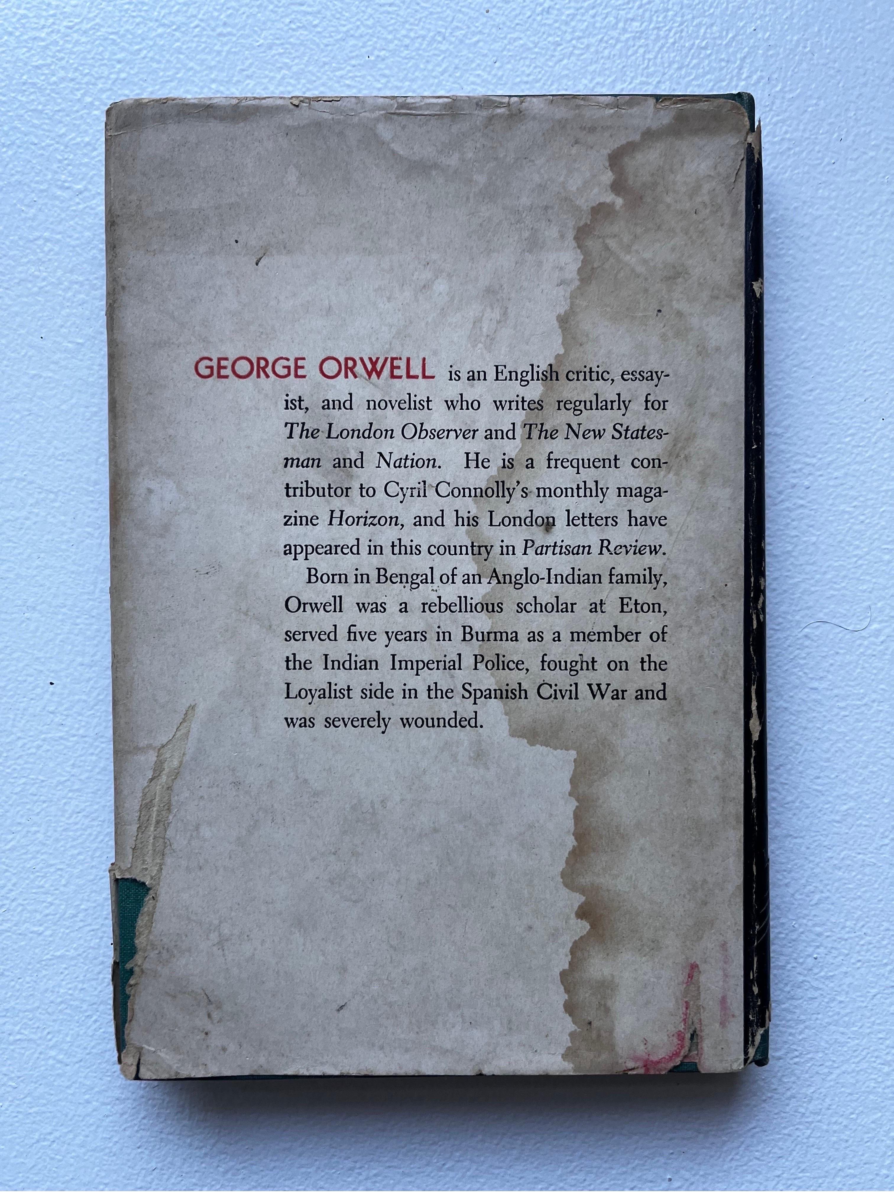 Animal Farm - George Orwell - First US Edition- 1946 - hardcover
it's a classic - more important now than ever

some water damage to dust cover / some damage to book 
The book is in generally good condition

