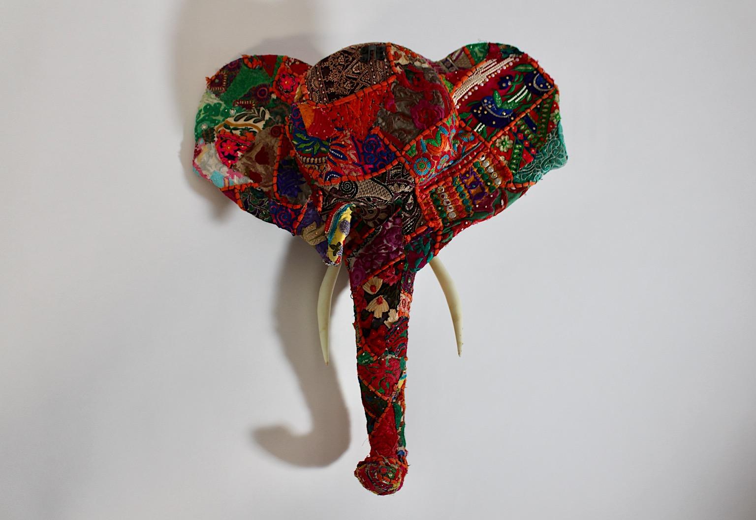 Tête d'éléphant brodée de tissu en patchwork, art populaire animal, Inde, années 1980 en vente 1