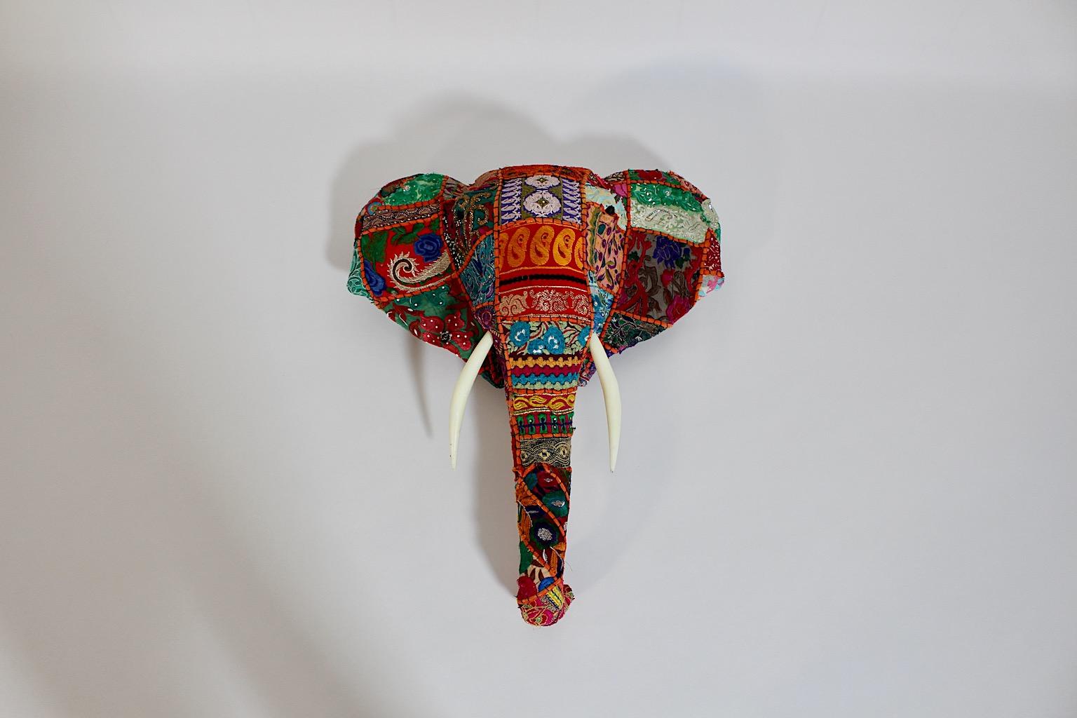 Animal Vintage Folk Art fait main broderie tissu monté au mur tête d'éléphant à partir de tissu sari vintage, circa 1980 Inde.
Une étonnante tête d'éléphant vintage en patchwork comme un trophée à partir d'un merveilleux tissu de coton vintage dans