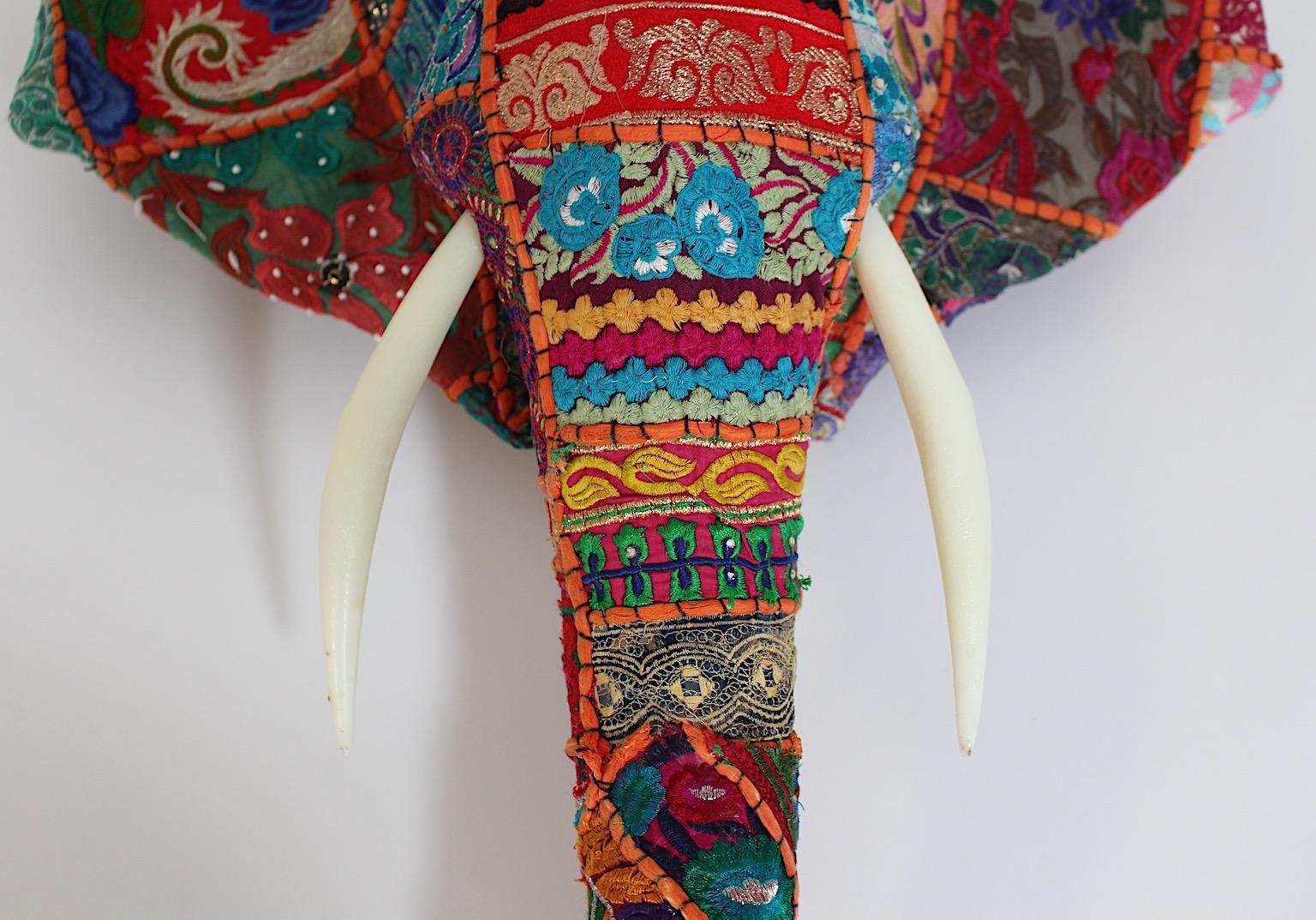 Brodé Tête d'éléphant brodée de tissu en patchwork, art populaire animal, Inde, années 1980 en vente