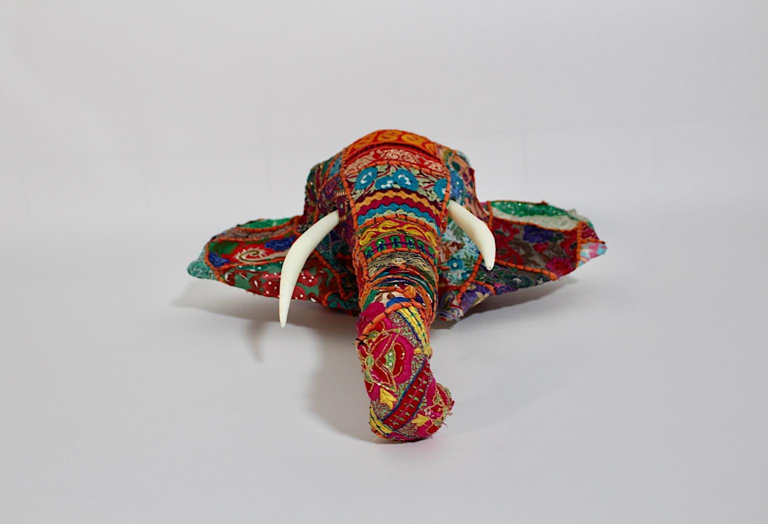 Tête d'éléphant brodée de tissu en patchwork, art populaire animal, Inde, années 1980 Bon état - En vente à Vienna, AT