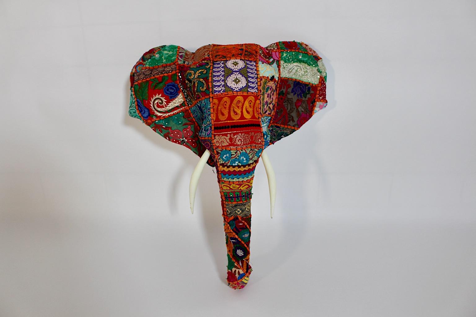20ième siècle Tête d'éléphant brodée de tissu en patchwork, art populaire animal, Inde, années 1980 en vente