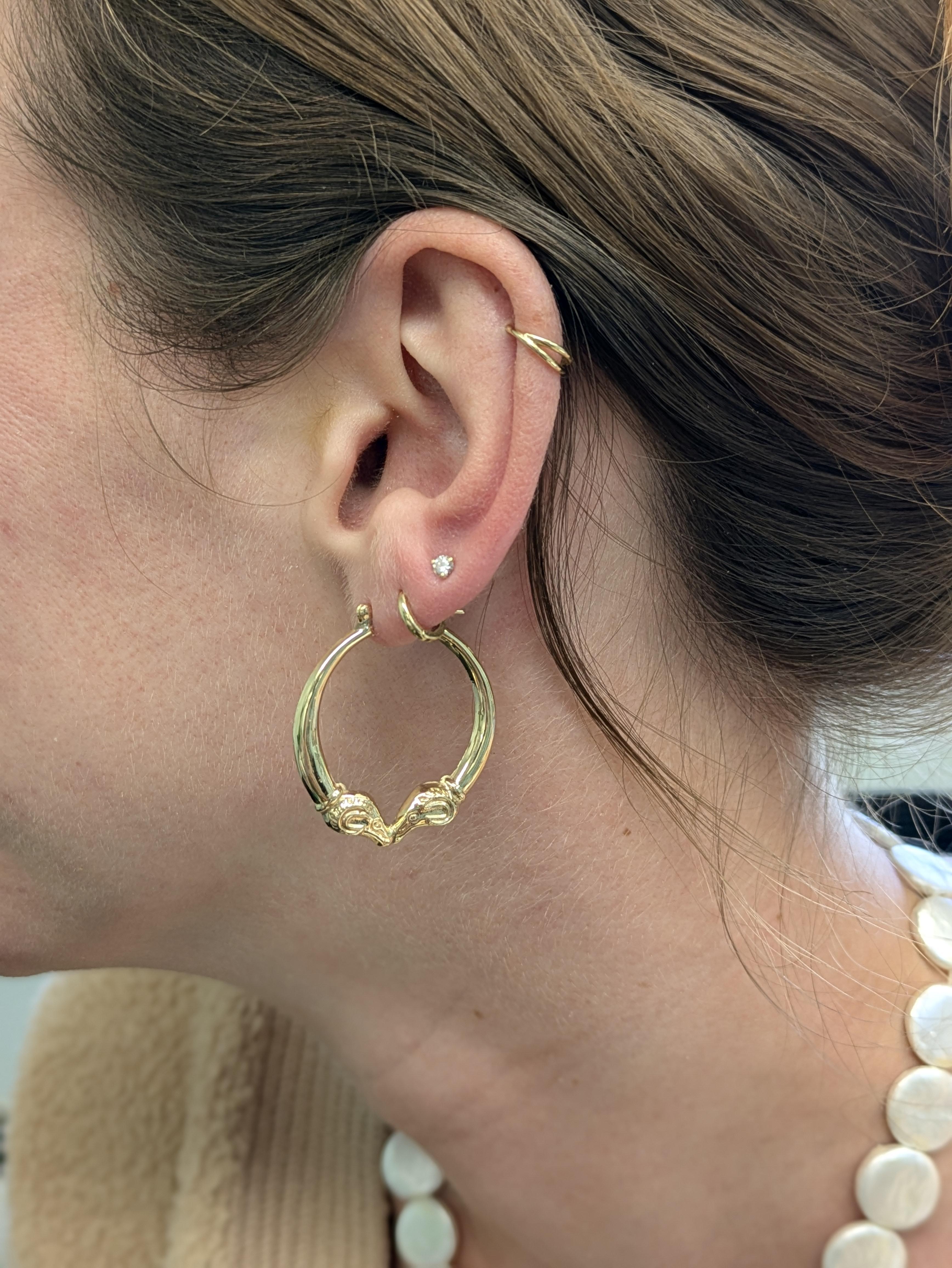 Ces boucles d'oreilles accrocheuses présentent une tête audacieuse de 31 mm, fabriquée en 3,21 g d'or 14k avec un design inspiré des animaux qui ajoute une touche d'élégance sauvage. Leurs détails uniques et leur présence frappante en font des