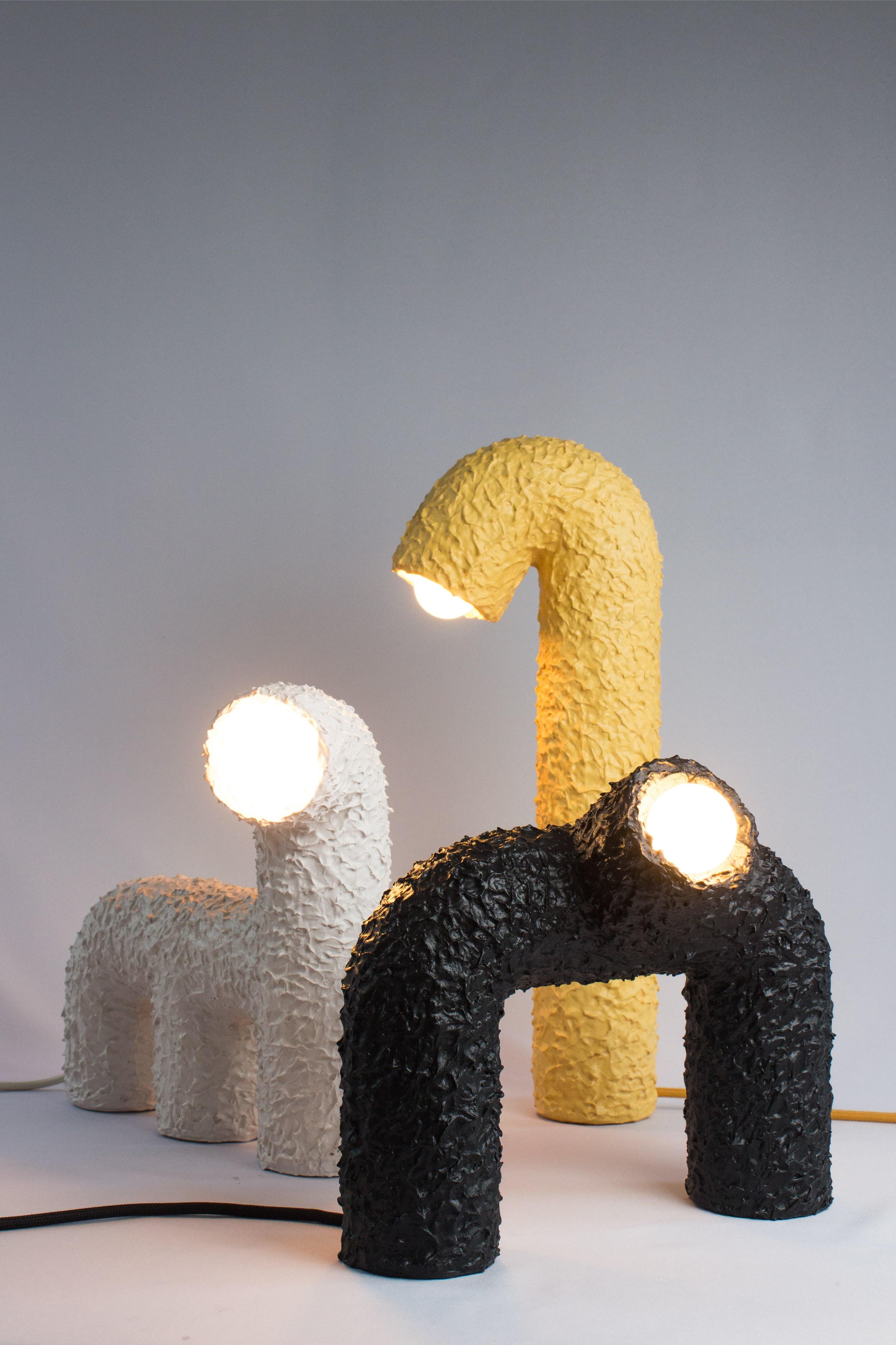 Da bambini, sviluppiamo immagini e creature di fantasia nei nostri mondi, che a loro volta ci aiutano a stabilire connessioni con gli altri nel tempo, dandoci fiducia grazie alla loro presenza. La serie di lampade Animal Lights dello Studio Bovti
