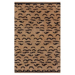 Moderner, handgefertigter Teppich mit geometrischem Muster in Braun und Tiermotiven „Petroglyph“ von Doris Leslie Blau