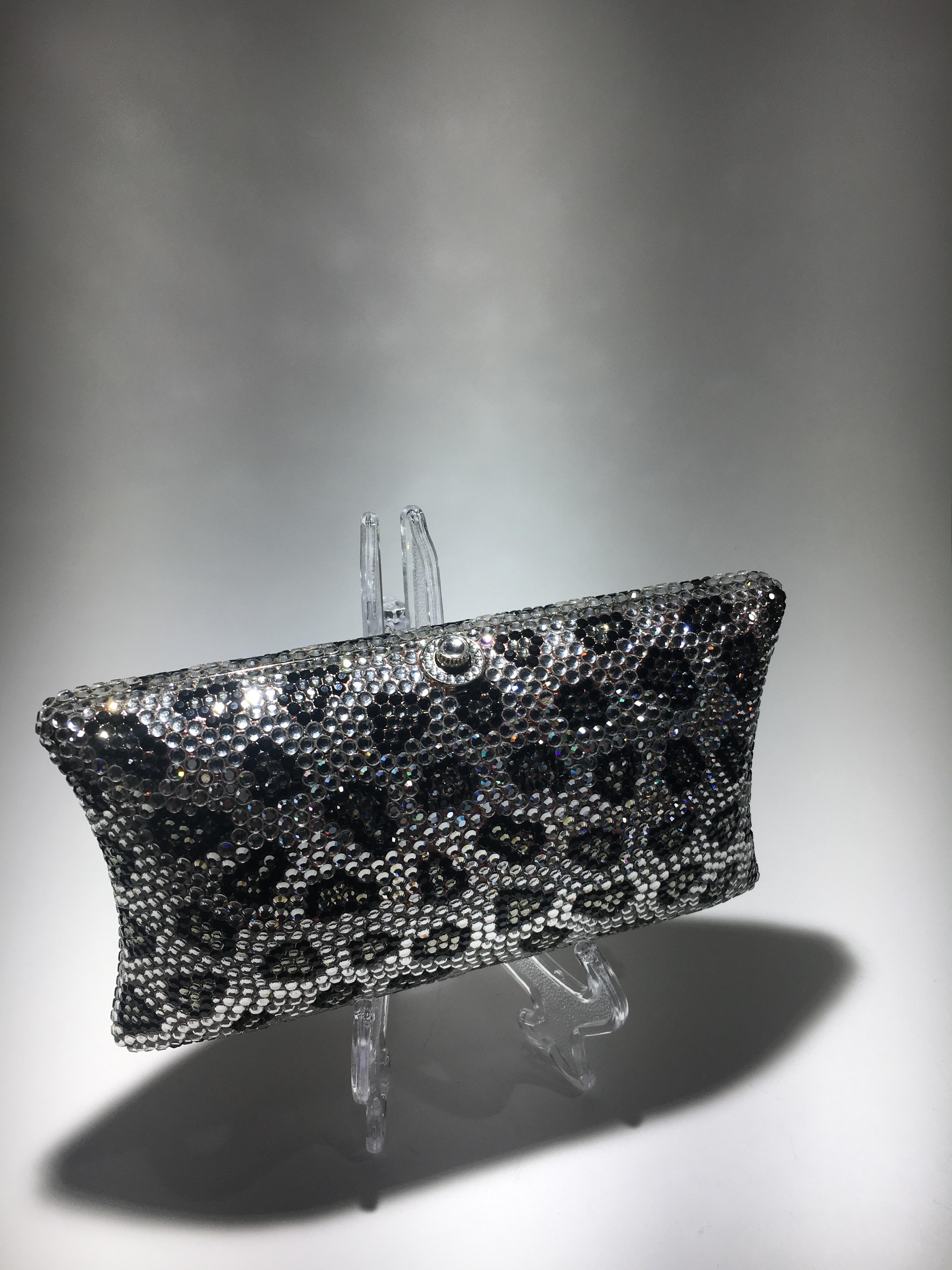 Pochette con motivi animali nello stile di Judith Leiber In ottime condizioni, senza cristalli mancanti. A. Silver con cinturino incluso.