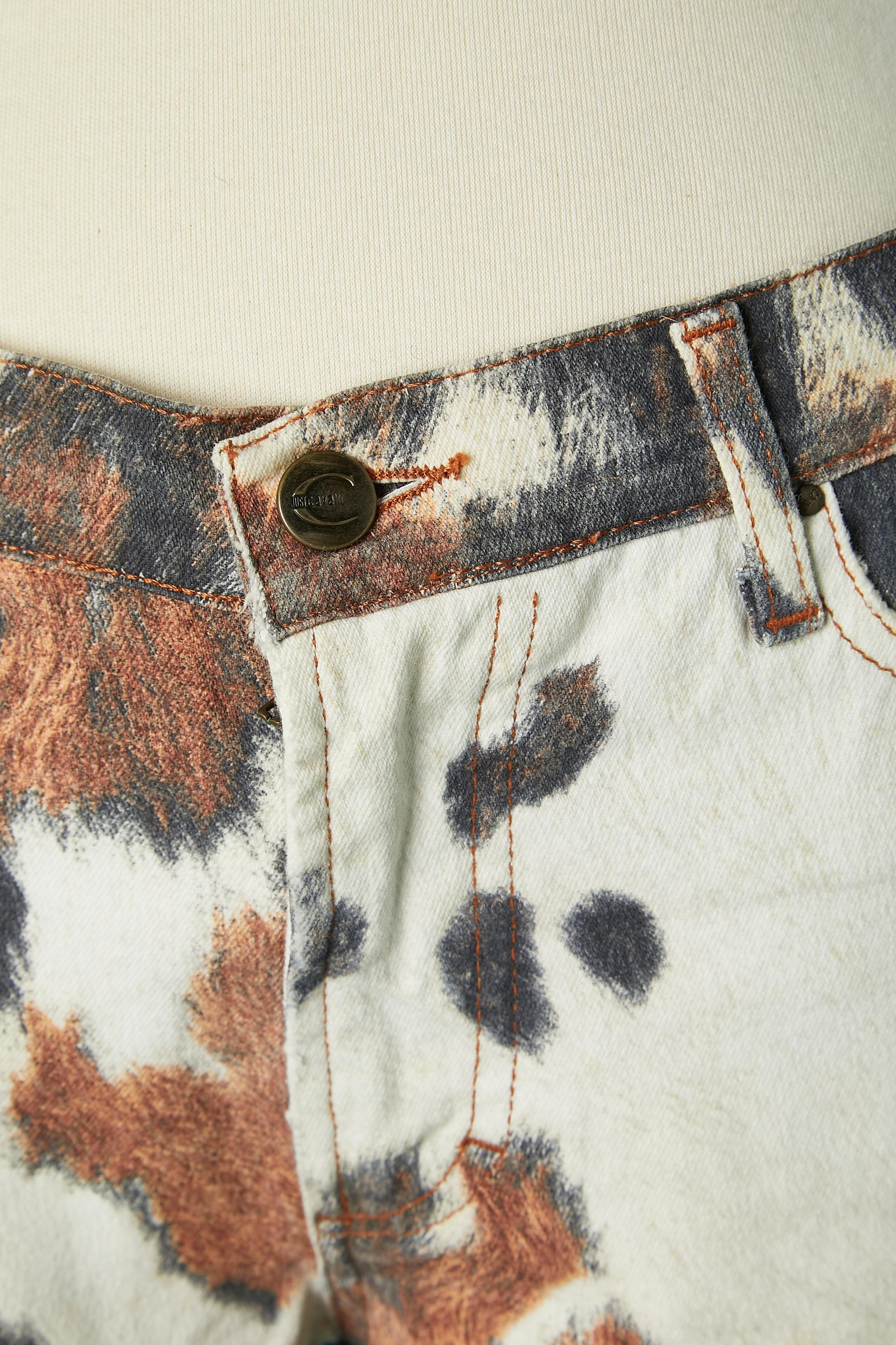 Animal pattern printed jeans. Main fabric: Cotton. Pocket's lining: polyester and cotton. Belt-loop, branded studs, branded button closure in the top middle front + zip.
SIZE 42 (It) 38 (Fr) 8 (US ) M

