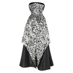 Abito bustier da cocktail Lawrence con motivo animalier in lurex argento e nero.