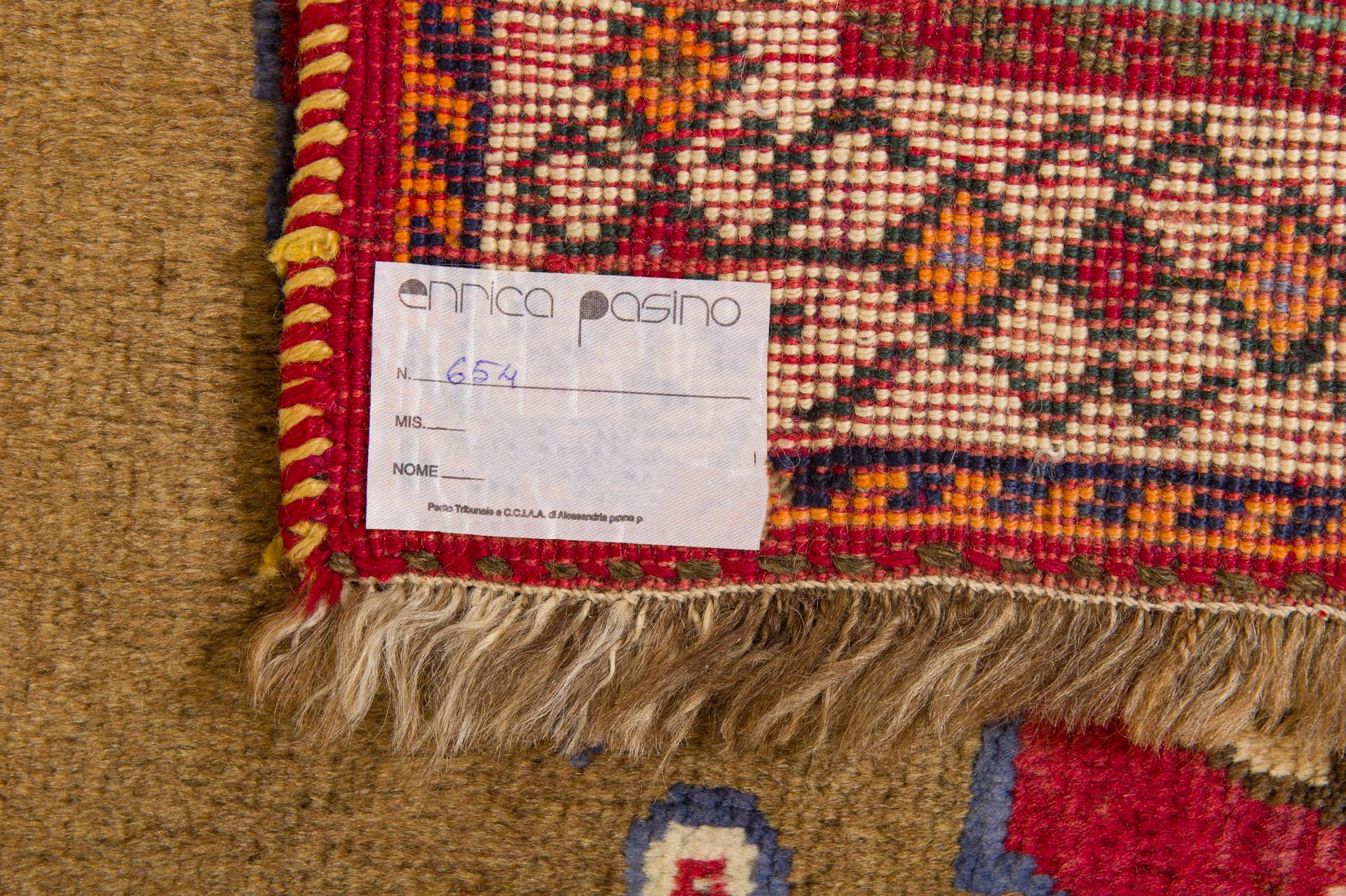 Orientteppich mit Tiermotiven, inspiriert von antiken persischen Gabbeh-Teppichen aus dem Zentralasien  des zwanzigsten Jahrhunderts.
Sehr interessant für die Schrift der Weber (keine Analphabeten!), die ihre Arbeit signieren wollten:

