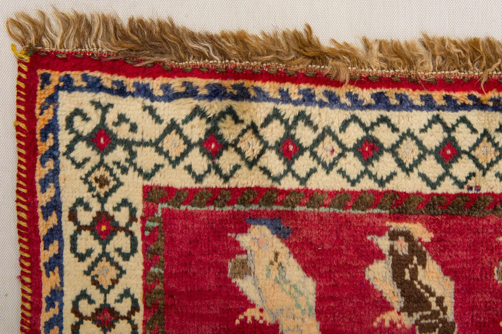 Animal Pictorial Oriental Carpet with Lion and Signature In Excellent Condition For Sale In Alessandria, Piemonte