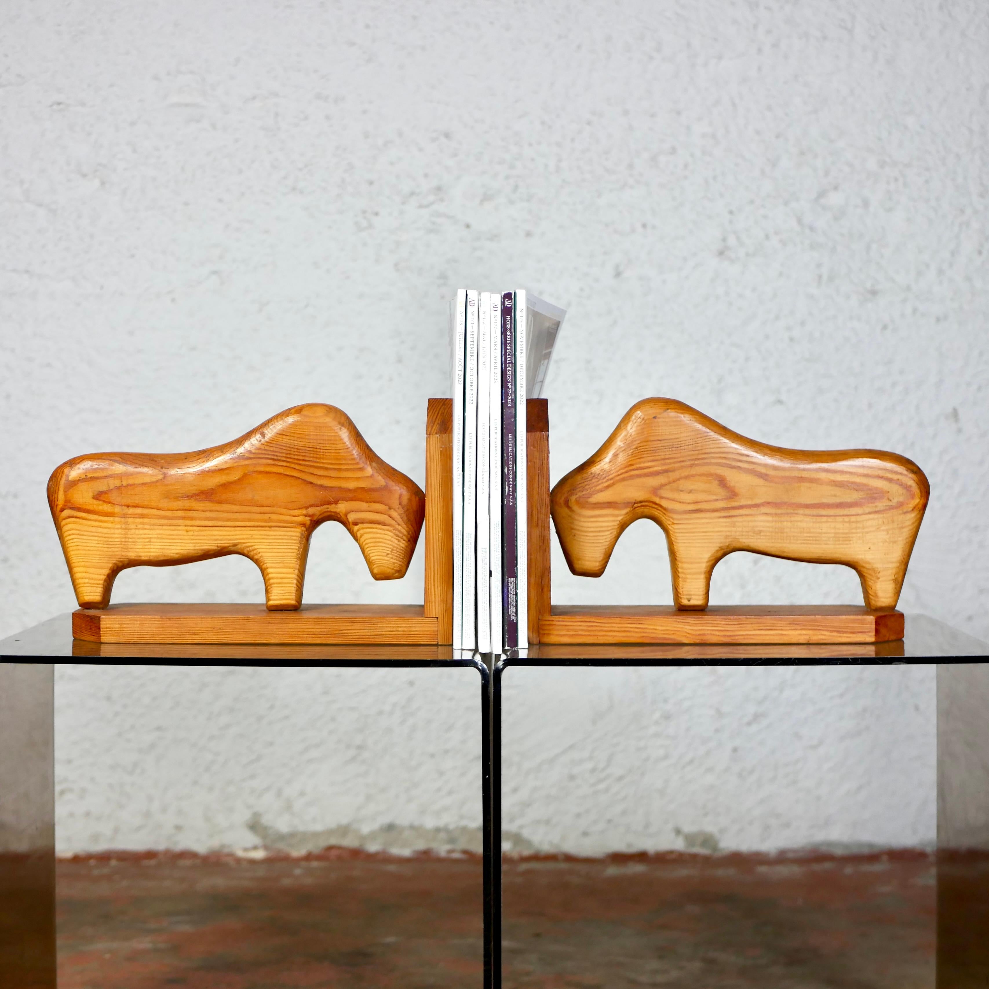 Jolis serre-livres en bois de pin fabriqués à la main dans les années 1980, en provenance des Pays-Bas, représentant deux yaks dans un style brutaliste, presque naïf.
Bon état général.
Sculptée et signée 